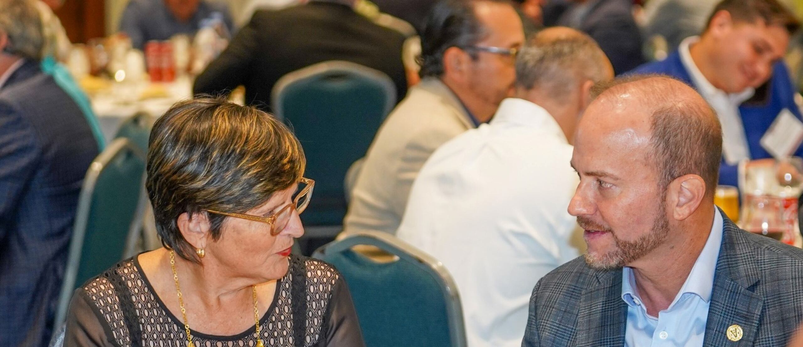 La Ing. Doriel Pagán Crespo, presidenta de al Autoridad de Acueductos y Alcantarillados de Puerto Rico, conversa con el presidente de AGC-PR, ingeniero Carlos Rodríguez.