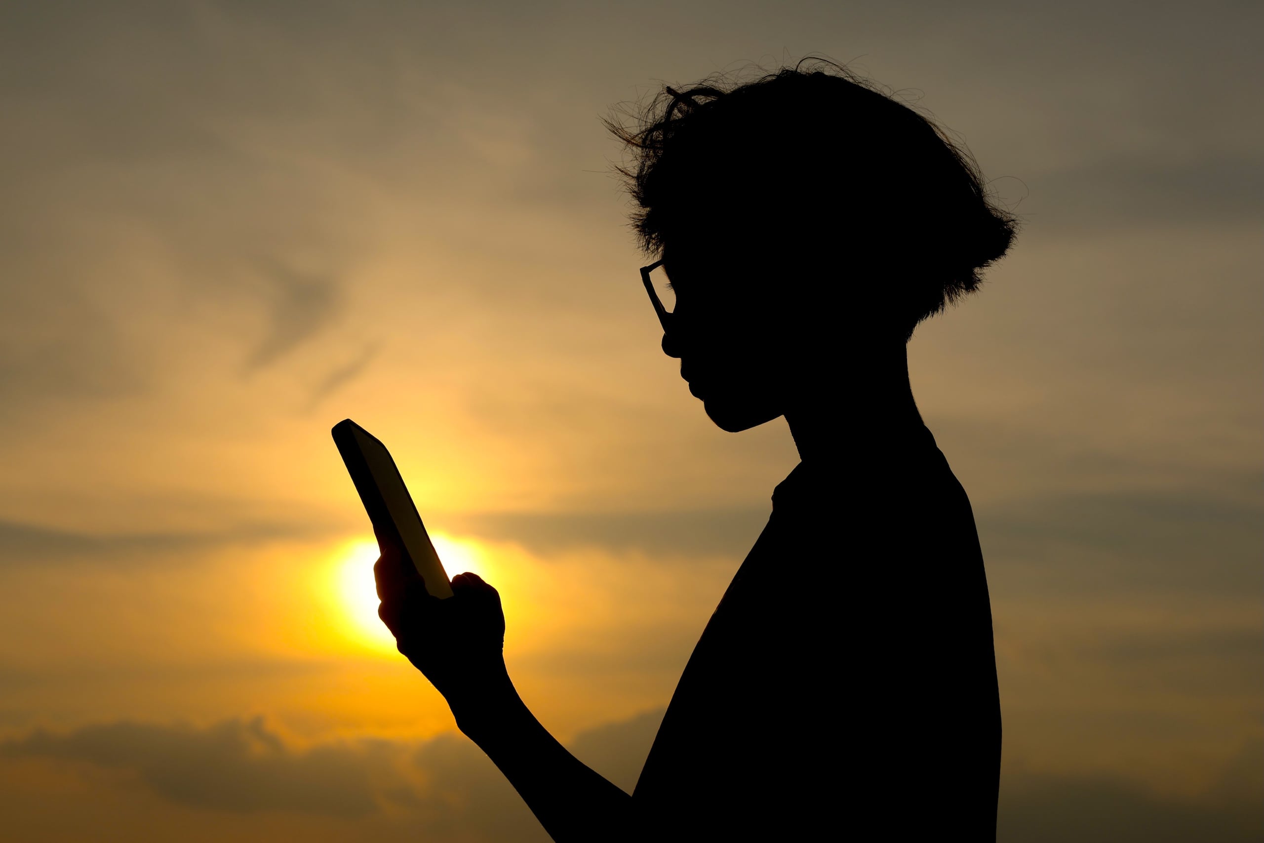 Las plataformas digitales pueden exponer a los menores a contenido sobre sustancias.