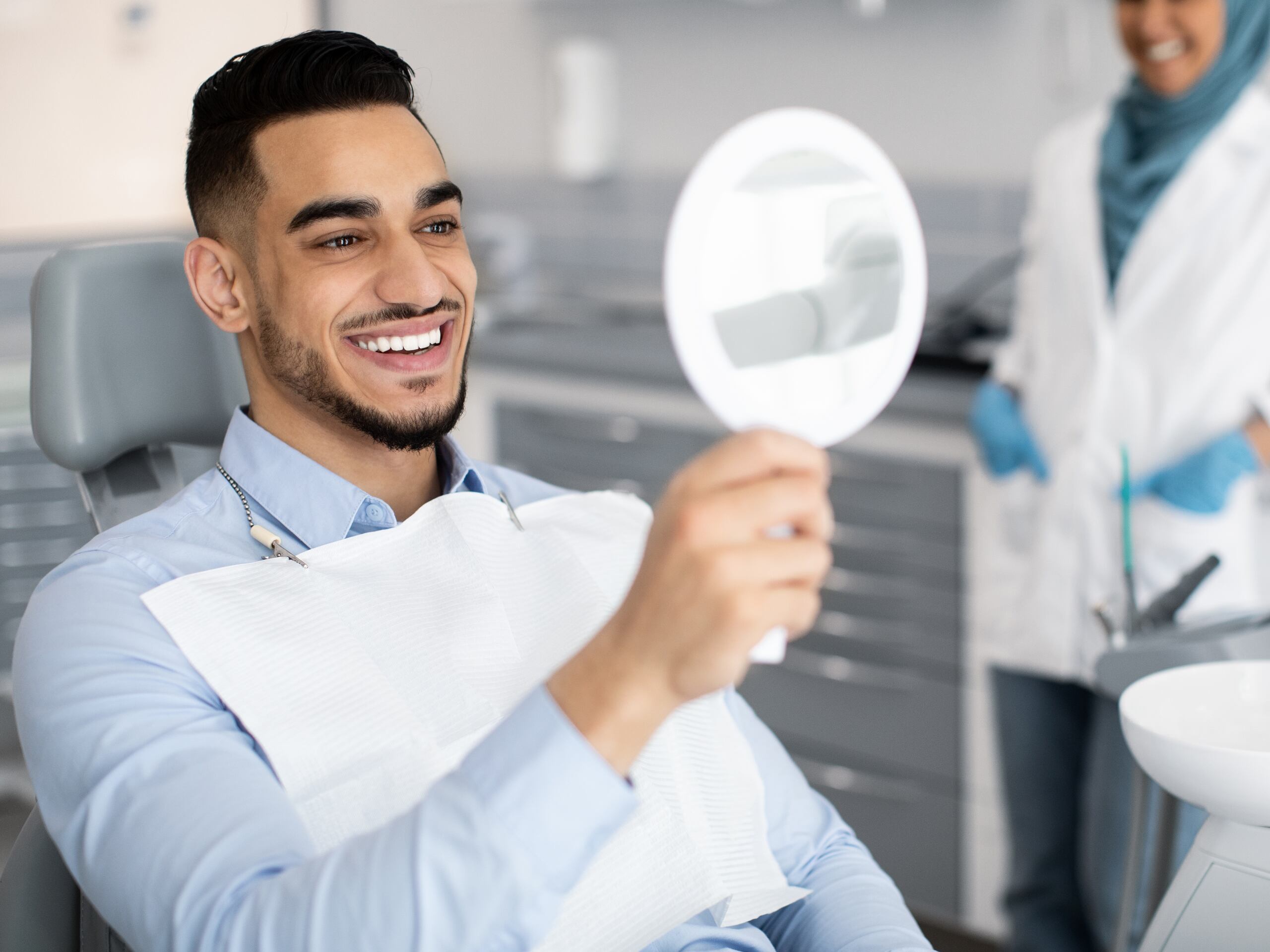 Las carillas dentales son aptas para aquellas personas que buscan una solución duradera y estéticamente agradable a problemas dentales comunes.