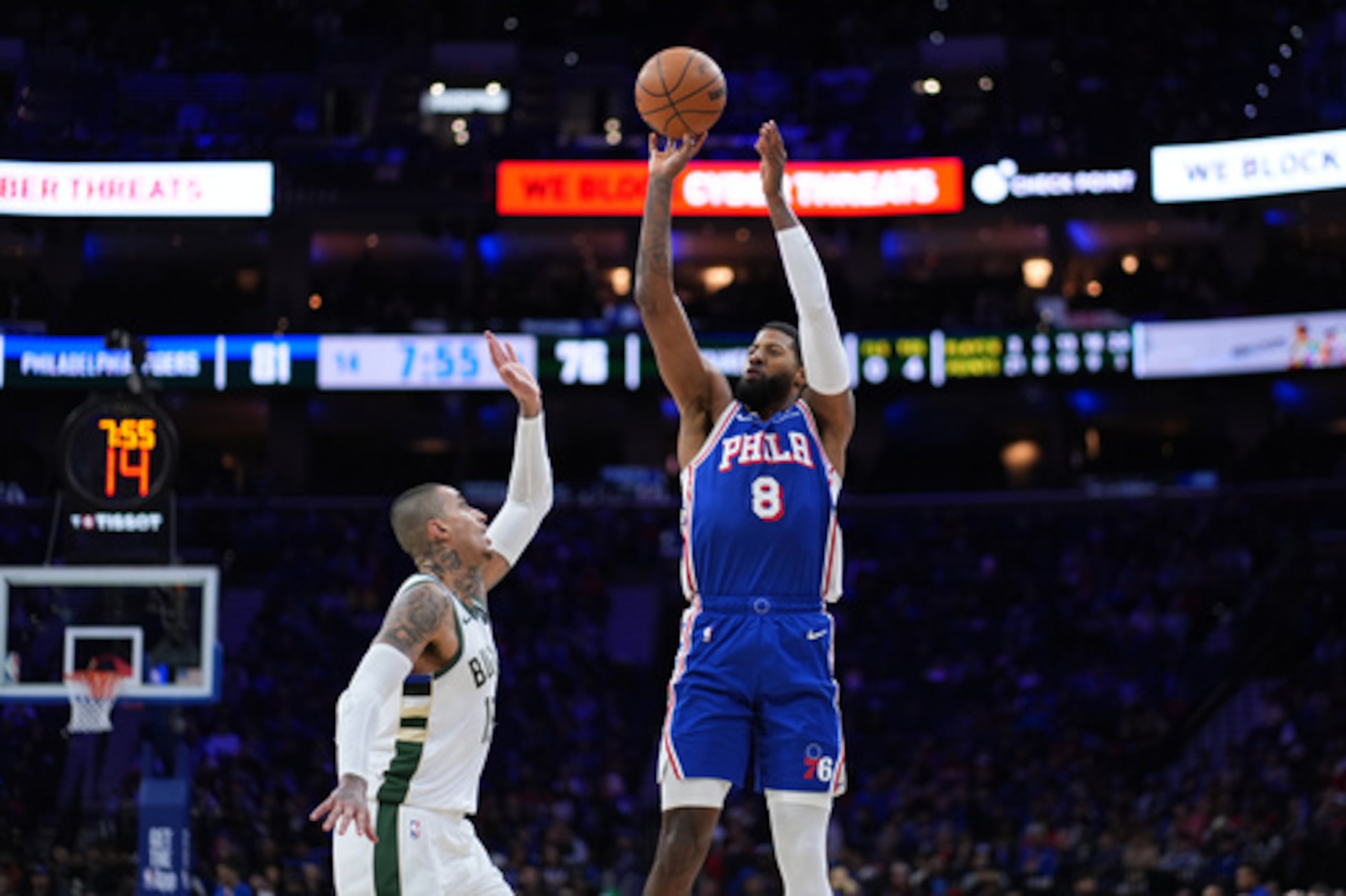 Paul George, derecha, de los 76ers de Filadelfia, se alza para disparar sobre Kyle Kuzma, de los Bucks de Milwaukee.