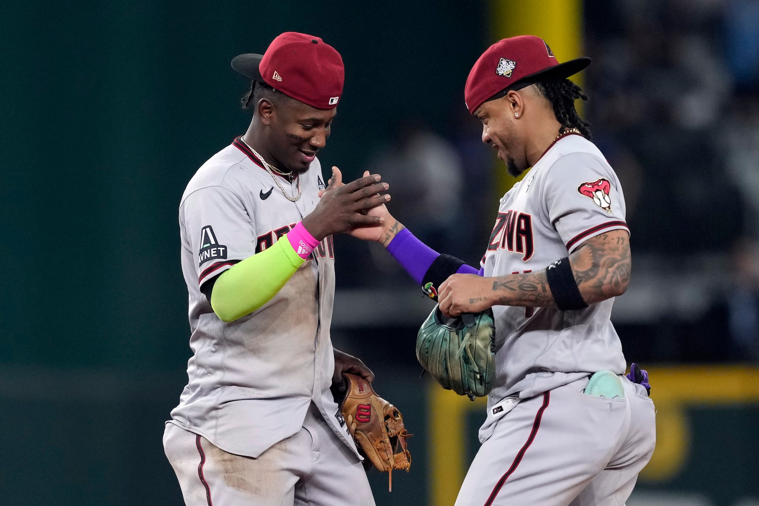Geraldo Perdomo y Ketel Marte celebran luego de Arizona salir triunfante del segundo juego de la Serie Mundial.