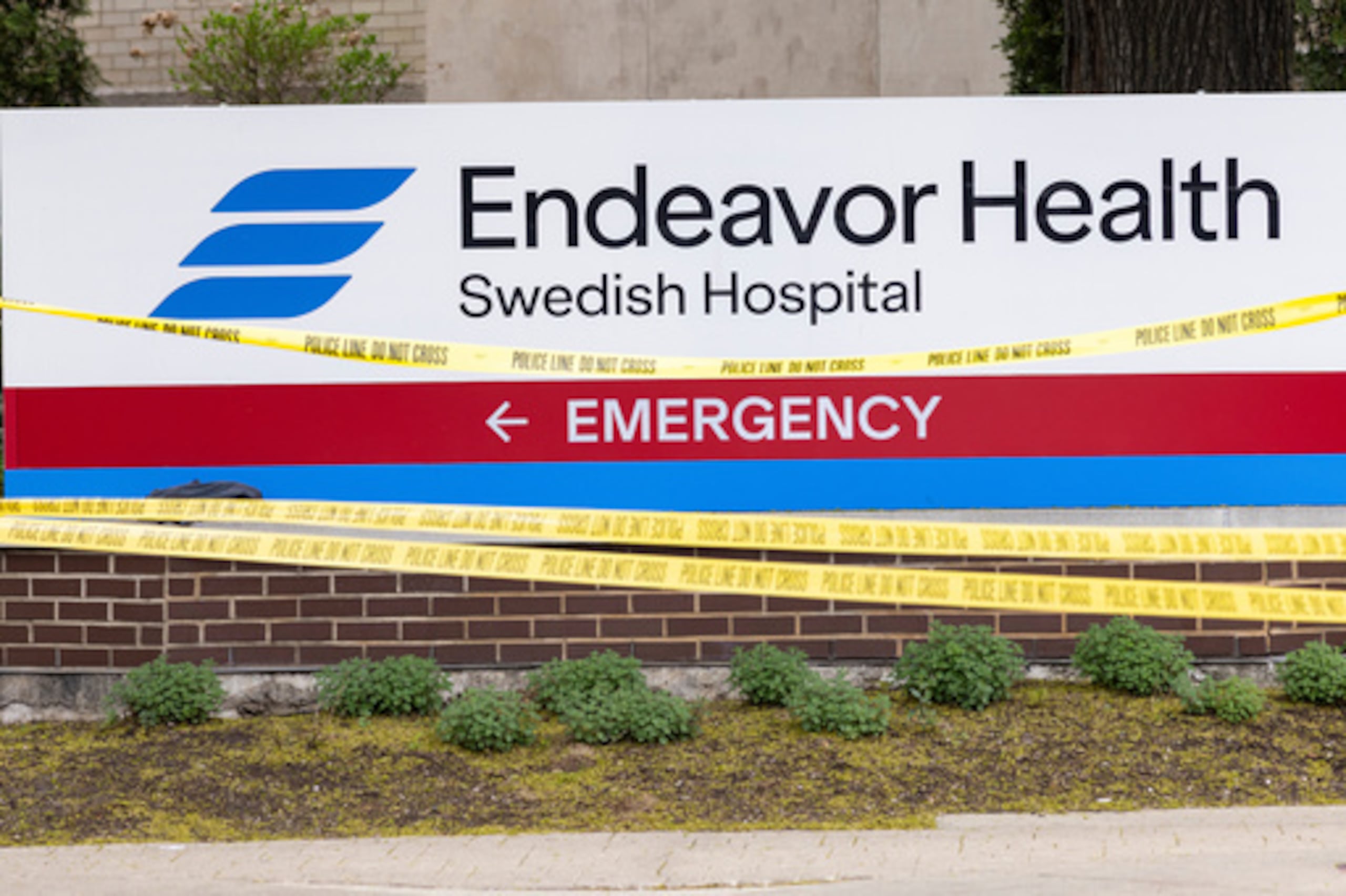 Cinta adhesiva cubre el área fuera del Hospital Endeavor Health Swedish en Chicago, el sábado 25 de abril de 2026, después de un tiroteo. (Anthony Vazquez/Chicago Sun-Times vía AP)