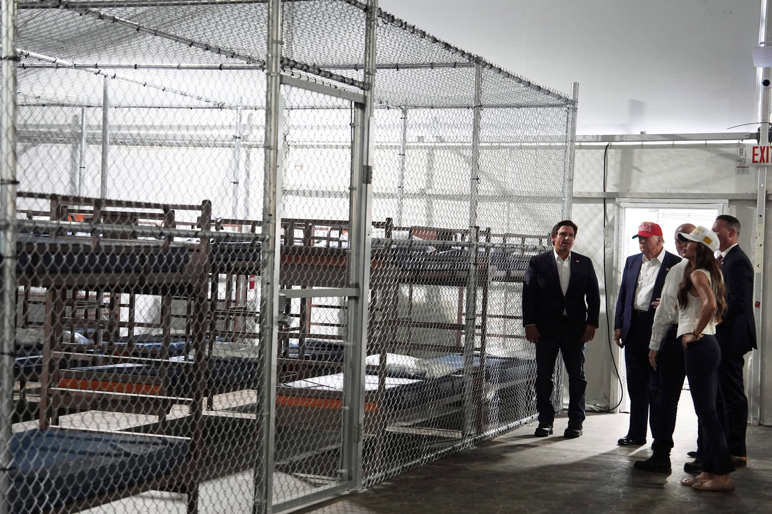 El presidente de EEUU, Donald Trump, el gobernador de Florida, Ron DeSantis, y la secretaria de Seguridad Nacional, Kristi Noem, entre otros, visitan el "Alcatraz de los Caimanes", una nueva cárcel para inmigrantes en las instalaciones del Aeropuerto de Formación y Transición de Dade-Collier, en Ochopee, Florida, el martes 1 de julio de 2025. (AP Foto/Evan Vucci)