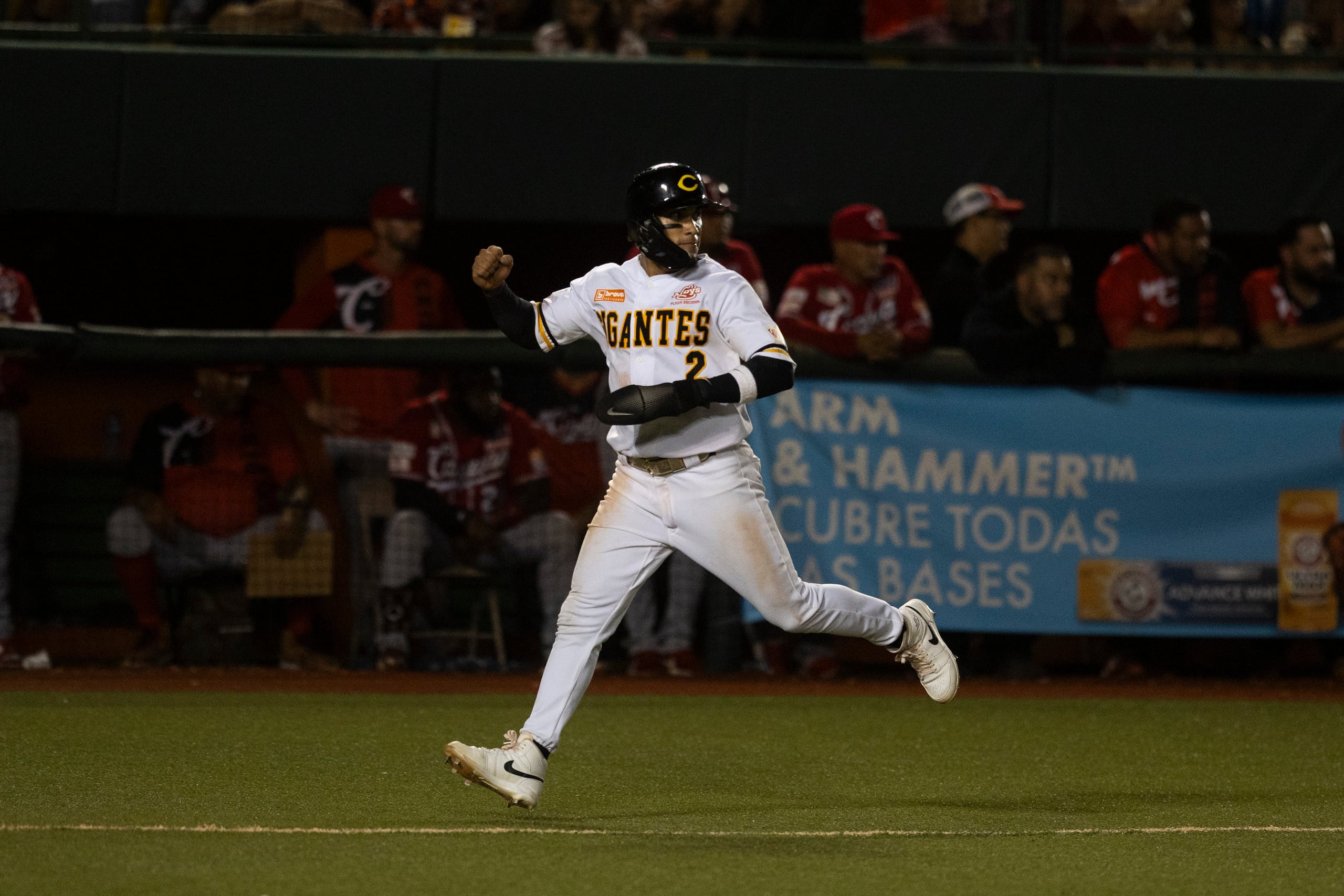 Bryan Torres, de los Gigantes de Carolina, en ruta a anotar una carrera durante el séptimo juego de la serie final.