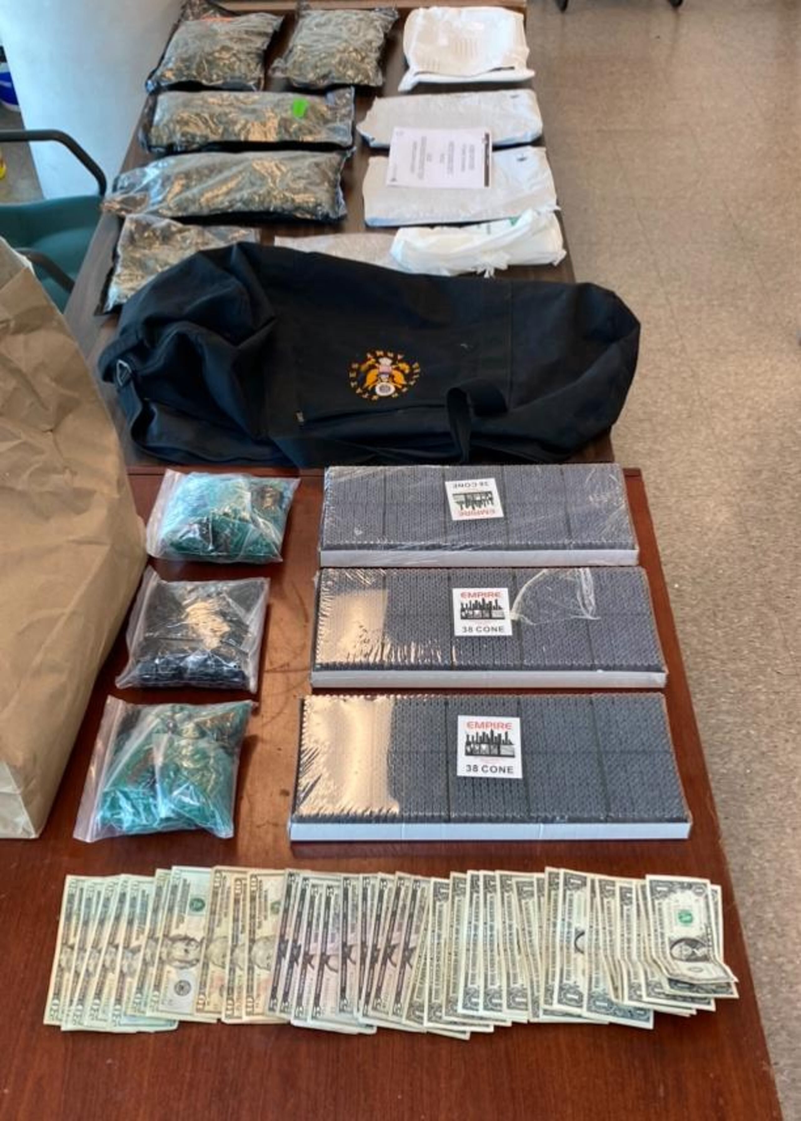 Los agentes de la División de Drogas y Narcóticos de Aibonito ocuparon marihuana y cocaína en un allanamiento en la urbanización Villa Madrid, en Coamo.
