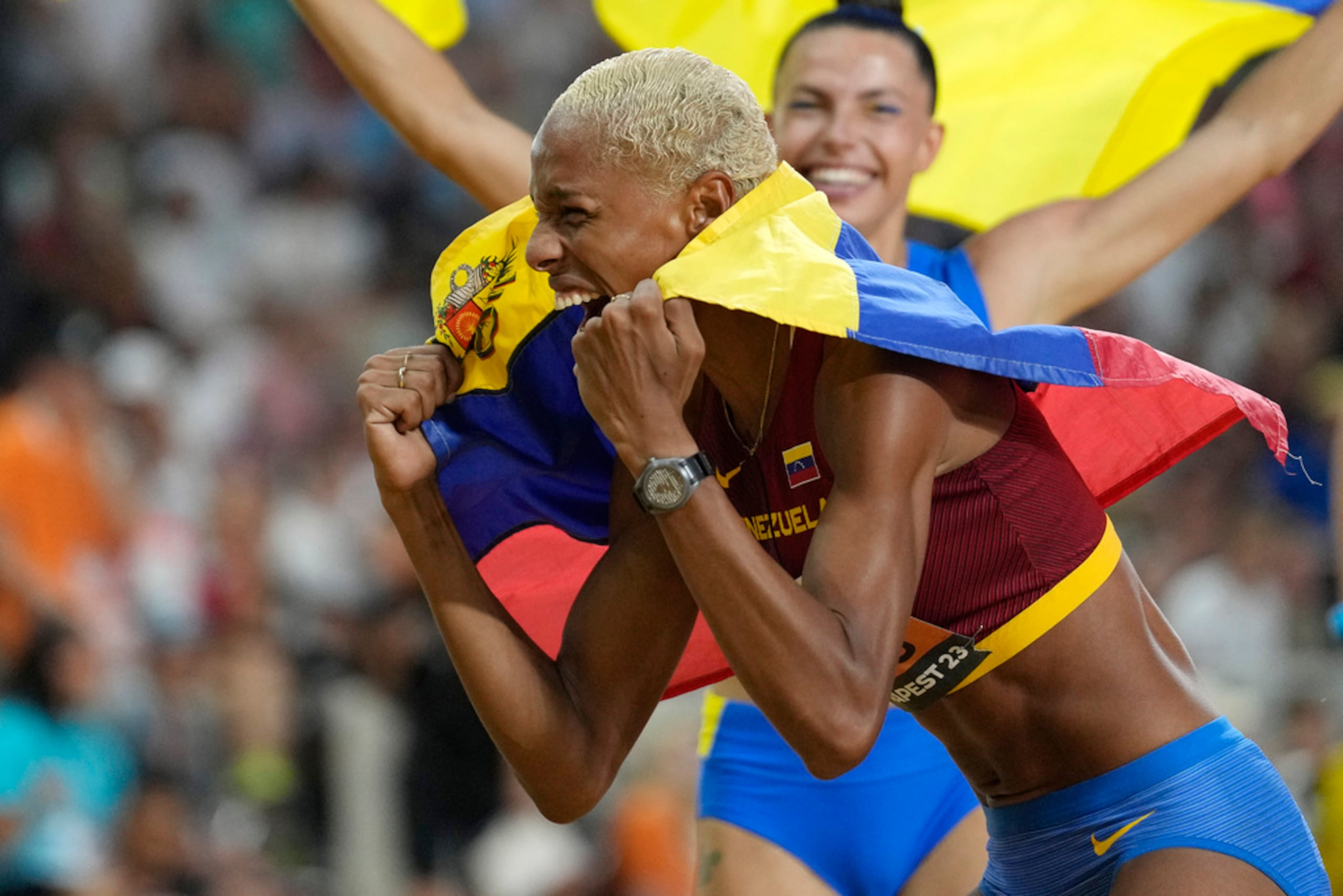 La venezolana Yulimar Rojas celebra después de ganar el salto triple en el Mundial de Atletismo.