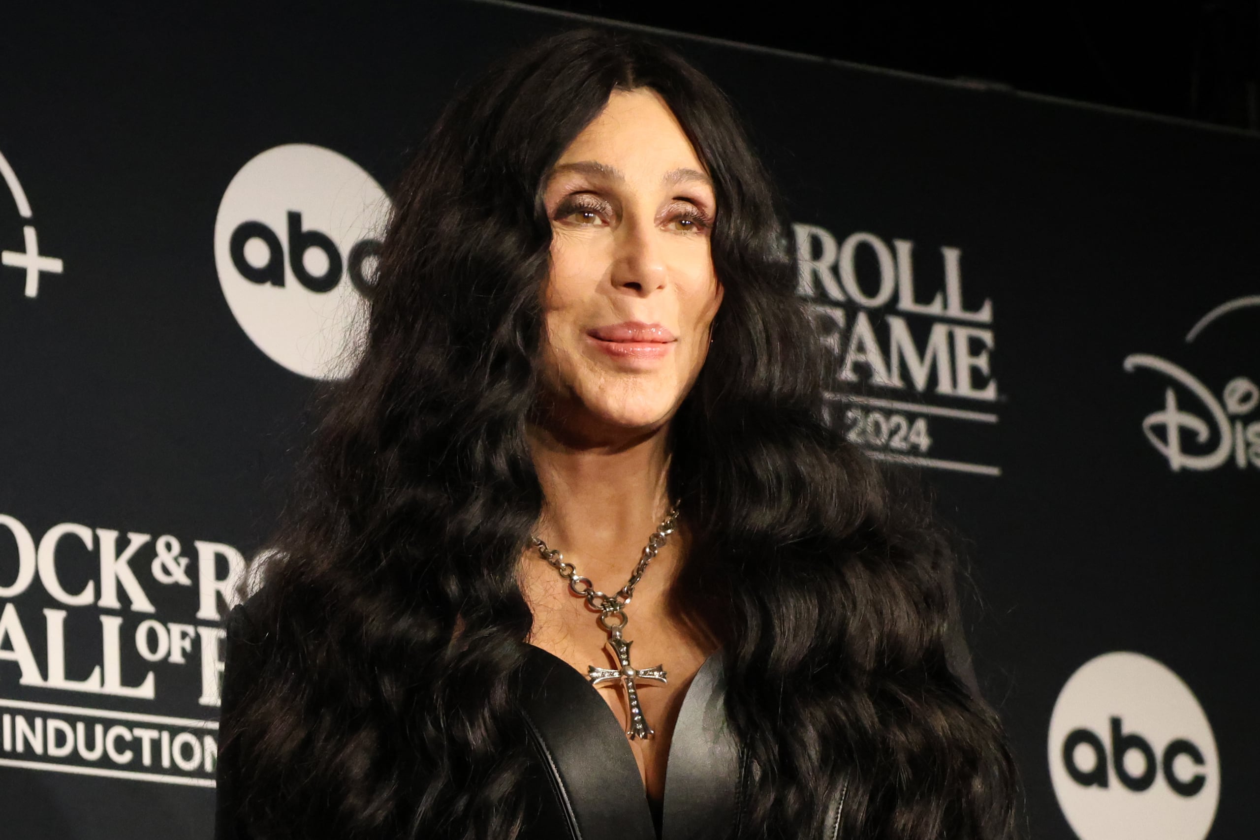 La diva del pop y actriz cambió legalmente su nombre por su famoso monónimo en 1979, acortándolo a Cher.