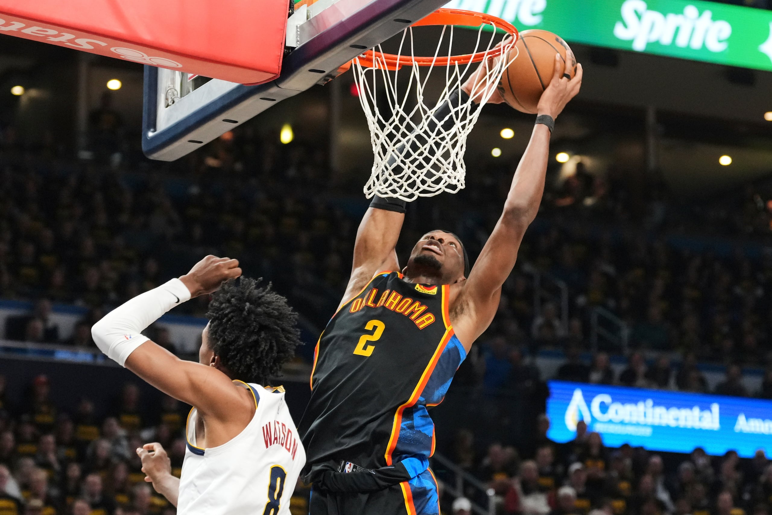 Shai Gilgeous-Alexander, del Thunder de Oklahoma City, salta para encestar frente a Peyton Watson, de los Nuggets de Denver, en el segundo encuentro de su serie de playoffs, el miércoles 7 de mayo de 2025 (AP Foto/Kyle Phillips)