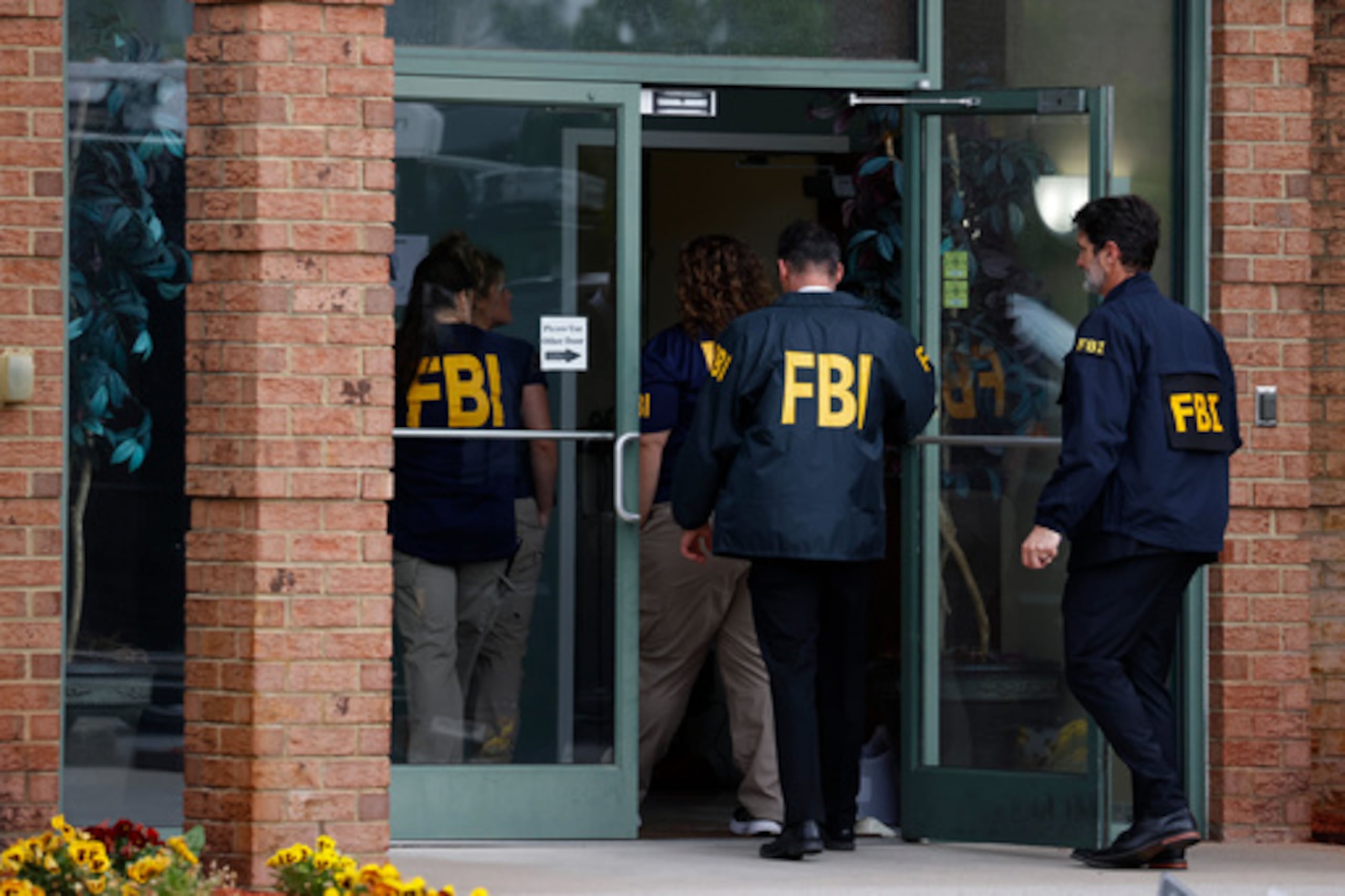 Personal del FBI entra en un edificio en Portsmouth, Virginia, el miércoles 6 de mayo de 2026.