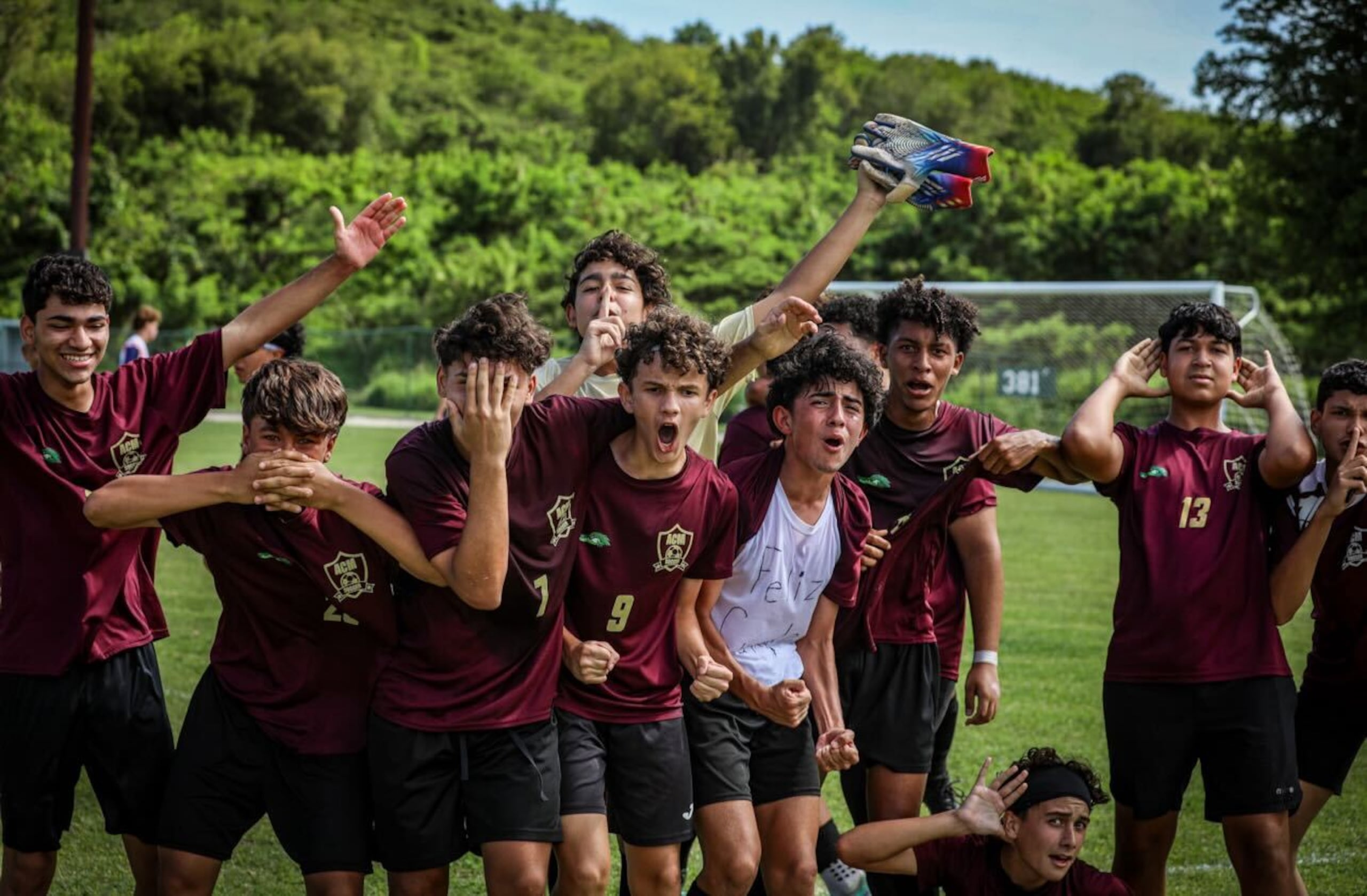 Jugadores de la Academia Cristo de los Milagros de Caguas celebran su triunfo 1-0 sobre los Bears de TASIS School de Dorado.