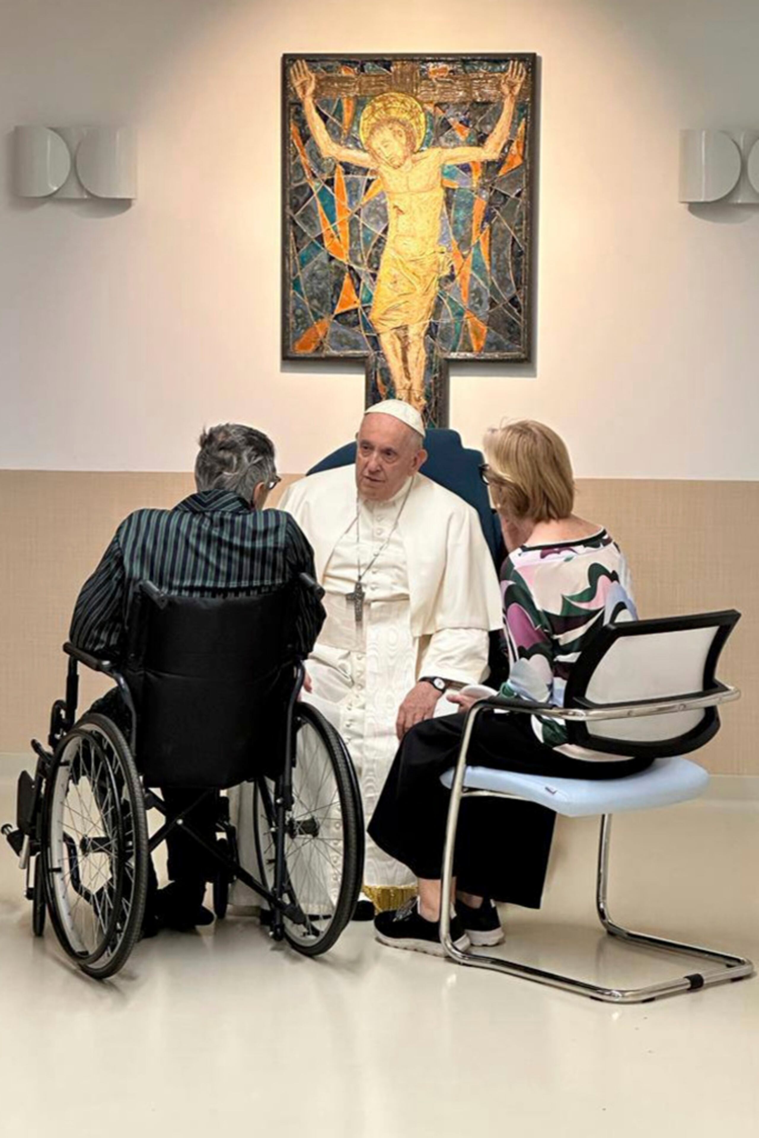 En esta imagen distribuida por los medios del Vaticano, el papa Francisco visita el área de oncología pediátrica del Hospital Policlínico Universitario Agostino Gemelli en Roma el 15 de junio de 2023.