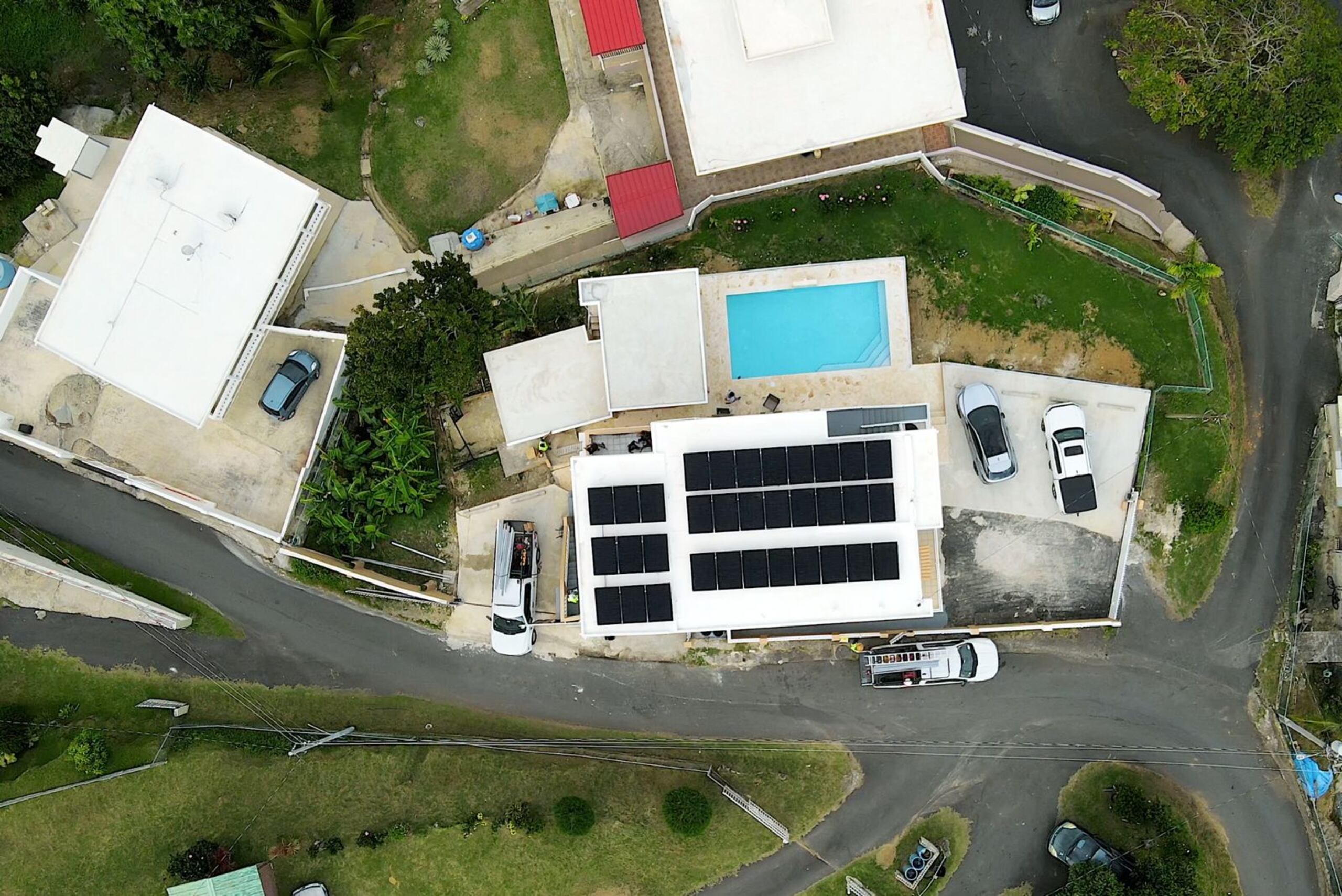 Cuando el sistema de energía solar esté en modo "off-grid", se recomienda energizar solo los equipos esenciales.