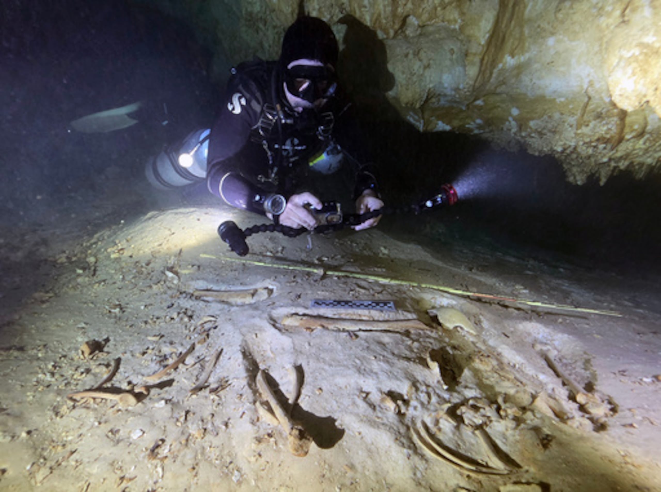Algunos de los restos humanos más antiguos de Norteamérica han sido descubiertos en las cuevas conocidas como “cenotes”, con algunos esqueletos anteriores que datan de hace unos 13,000 años.