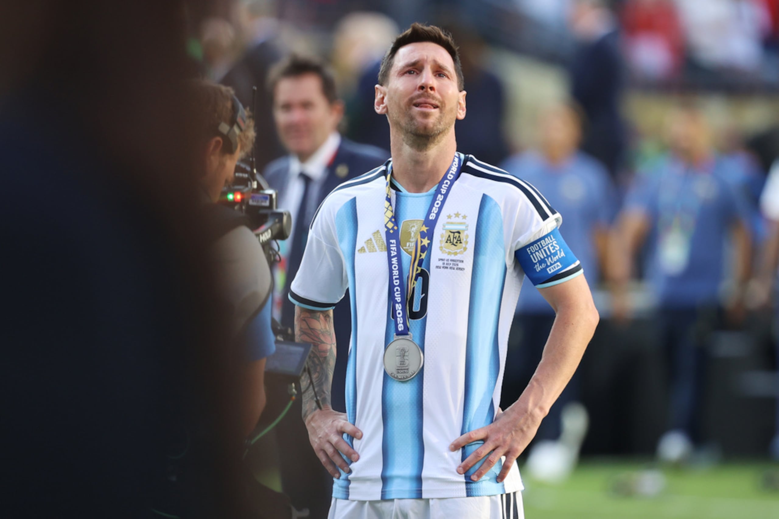 Lionel Messi llora luego de la derrota de Argentina ante España en la final de la Copa Mundial.