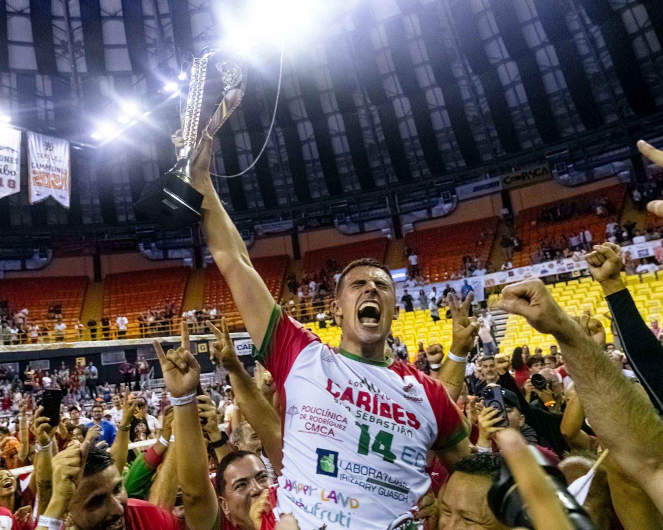 Pelegrín Vargas, hijo, celebra tras ganar el campeonato 2023 de la LVSM contra los Changos de Naranjito.