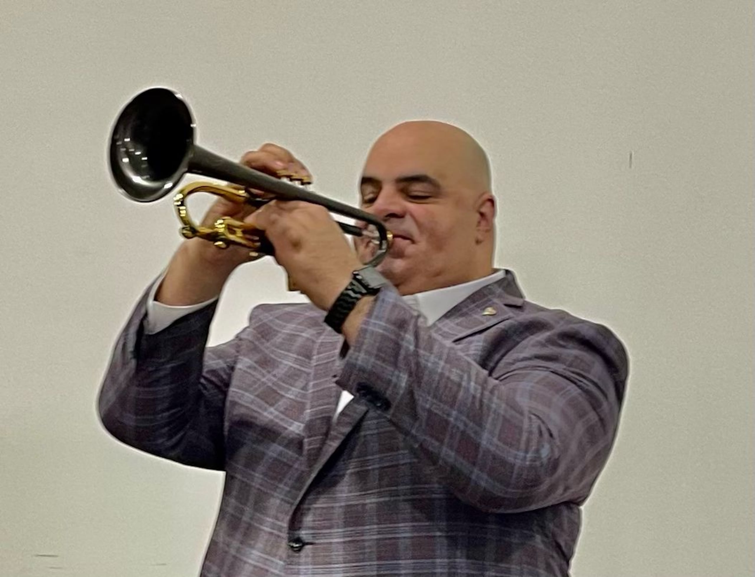 El trompetista y cantante de música sacra, Axel Valencia, estrenó al inicio de la Semana Santa, su nuevo sencillo El Madero.