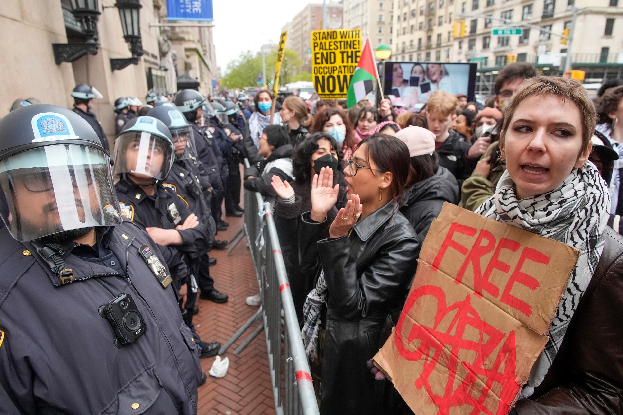 La policía dijo que 108 personas fueron acusadas de invasión de propiedad en la universidad privada. Dos personas también fueron acusadas de obstruir la administración pública.