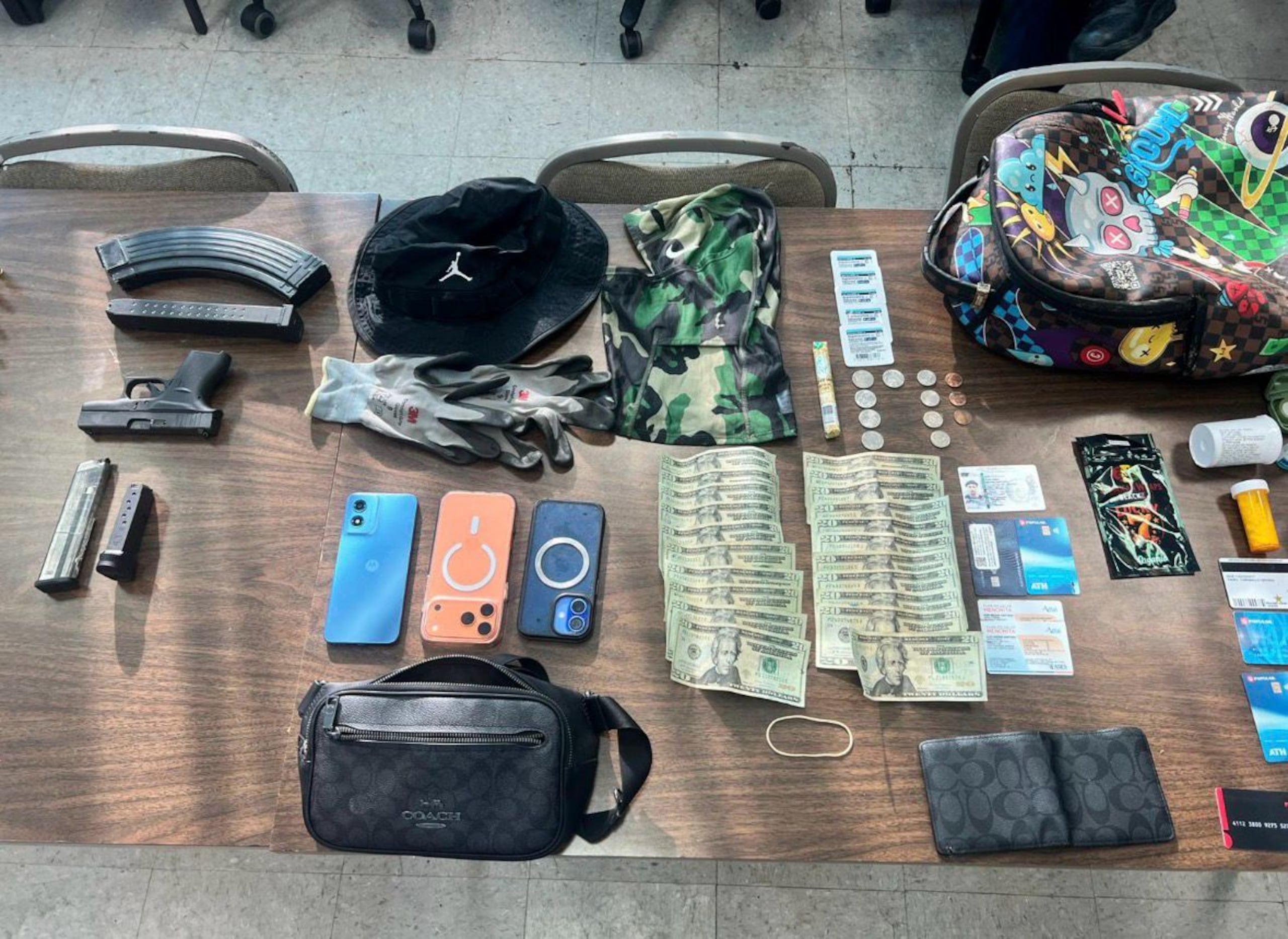 Cuatro armas ilegales, cargadores, municiones y dinero en efectivo fueron ocupadas en medio de la investigación de un accidente de tránsito en Yauco.