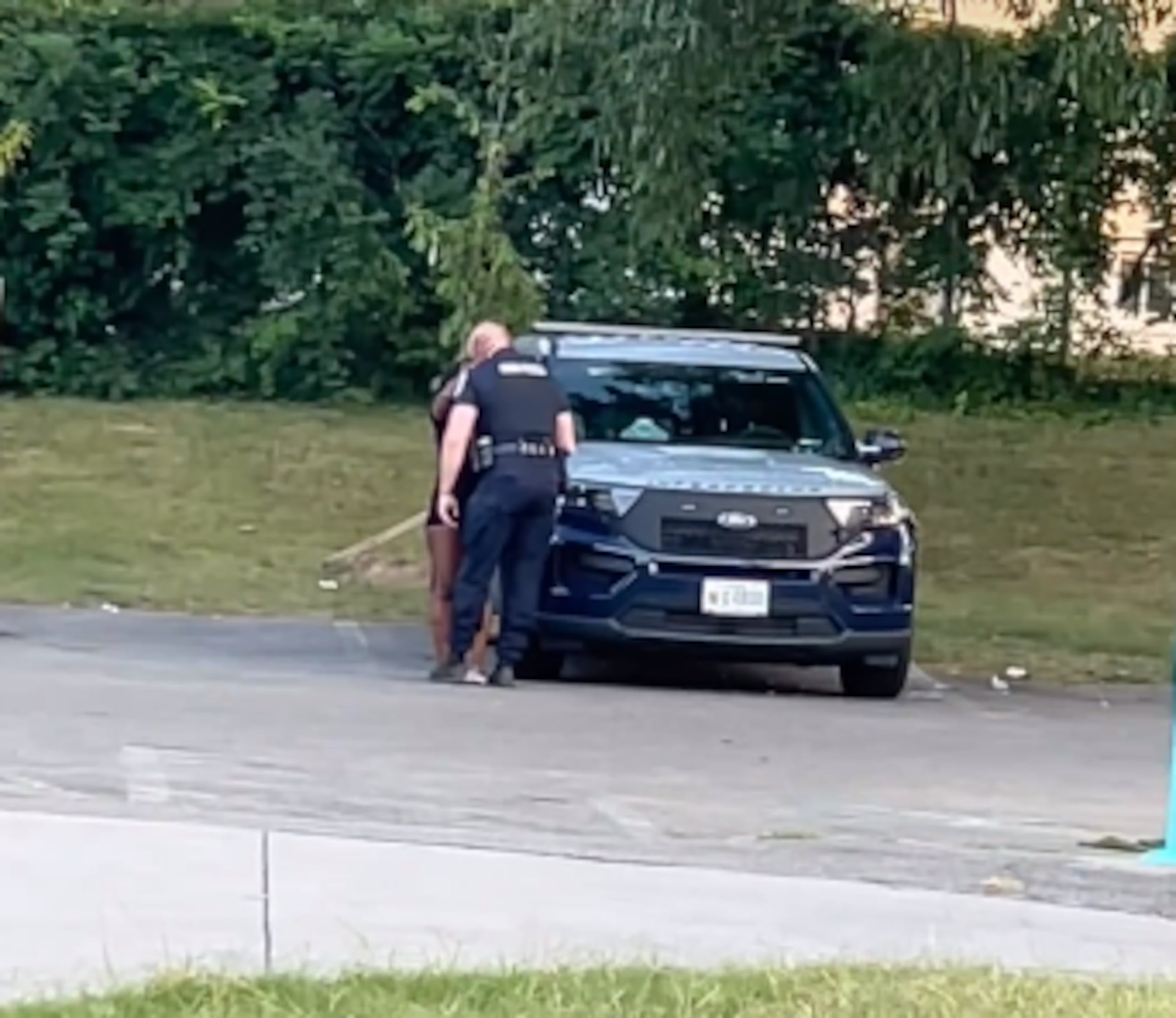 El video donde se ve al agente Francesco Marlett subiendo una mujer a su auto patrulla se tornó viral en las redes y provocó la suspensión del uniformado.