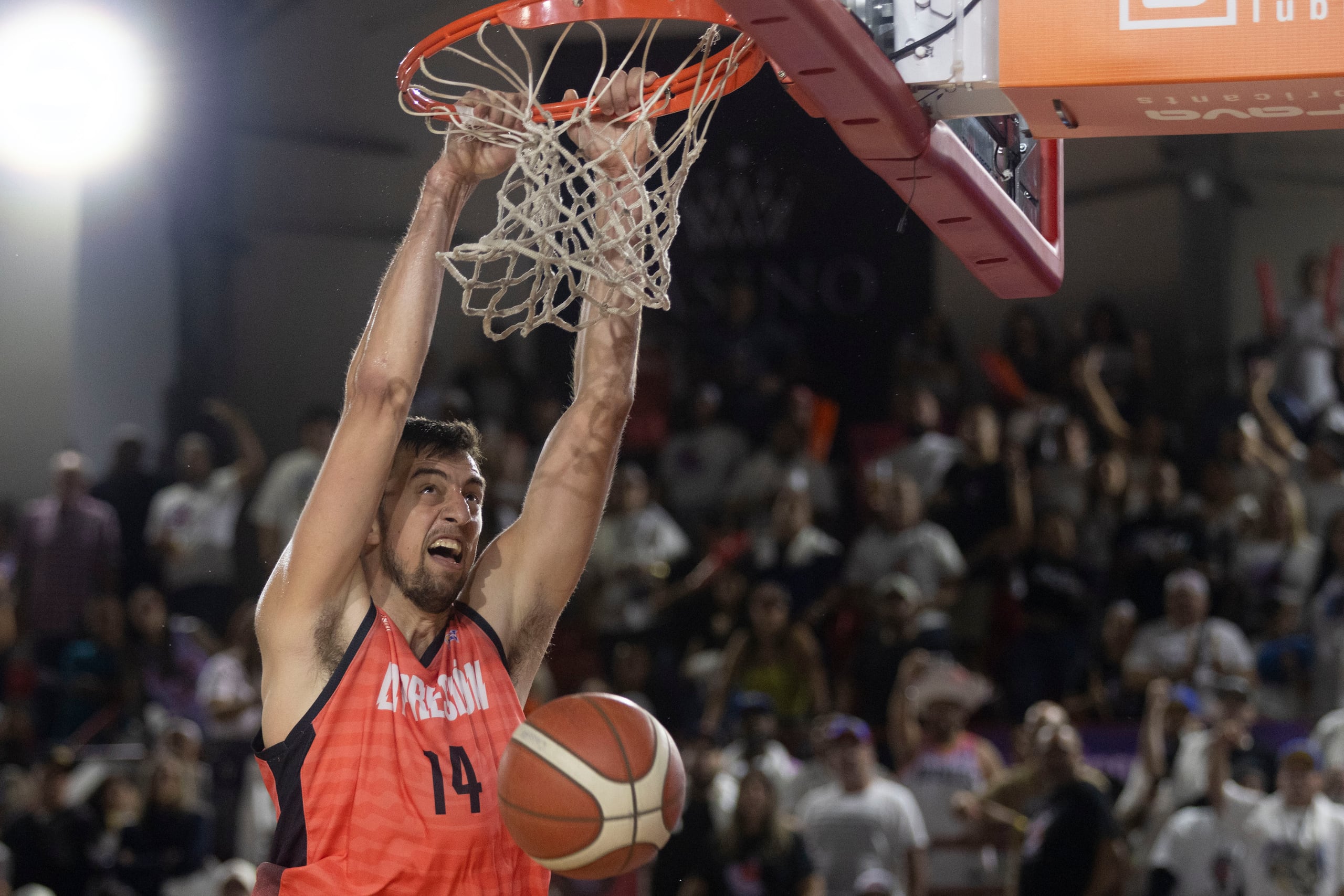 Alexander Kappos, de los Criollos de Caguas, donquea el balón en el séptimo juego de la final del BSN.