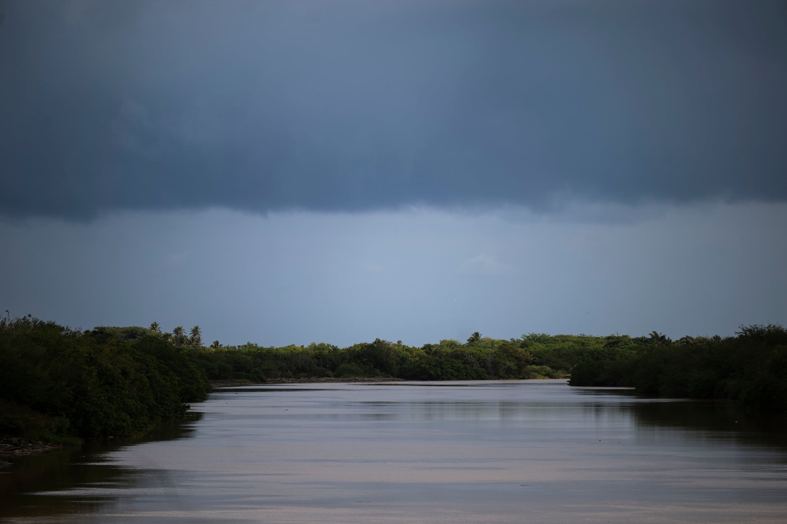 La lluvia comenzó tan pronto pasó el mediodía.