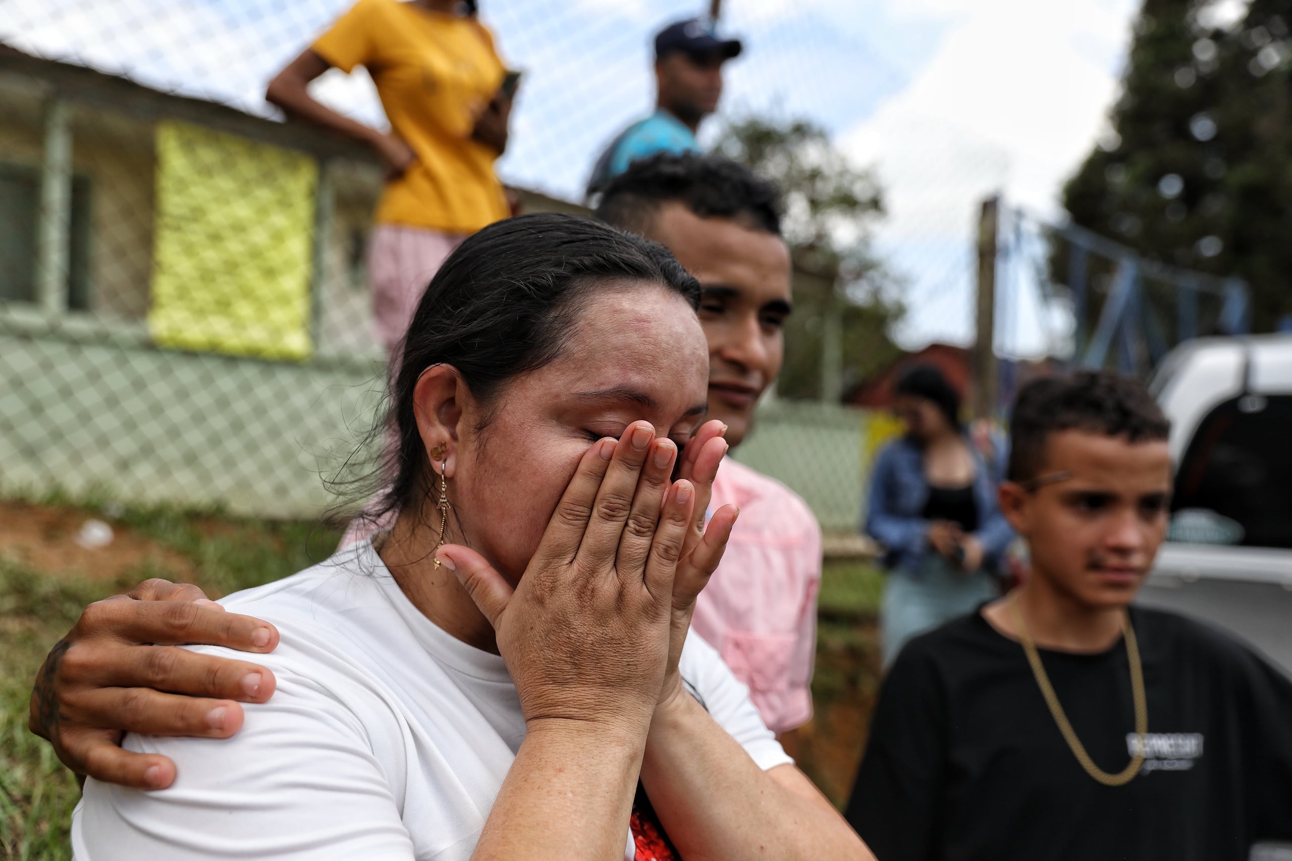 Las familias de los mineros llevaban horas esperando y celebraron su rescate con lágrimas y aplausos.