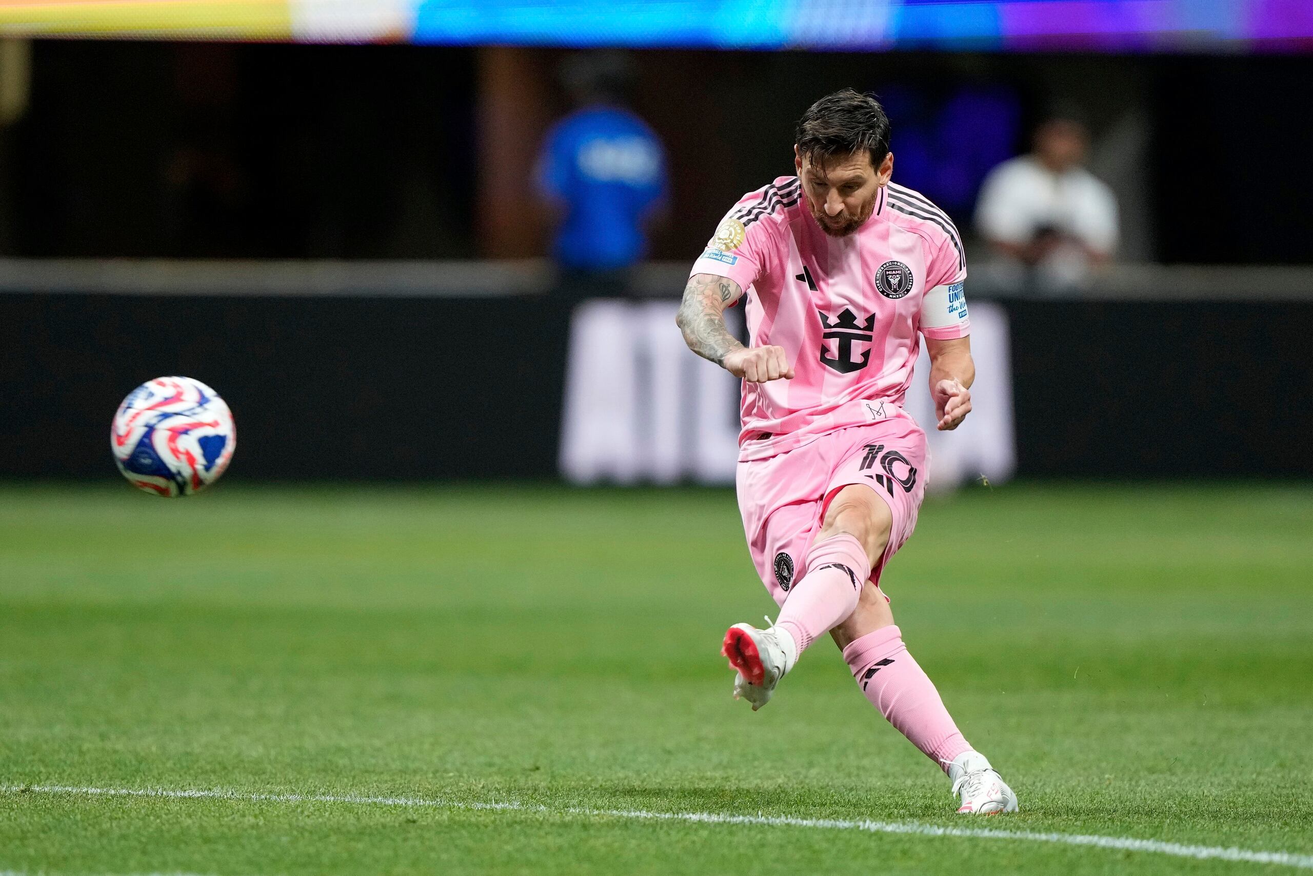 Lionel Messi anota de tiro libre el segundo gol del Inter Miami ante el FC Porto en el Mundial de Clubes, el jueves 19 de junio de 2025, en Atlanta. (AP Foto/Brynn Anderson)