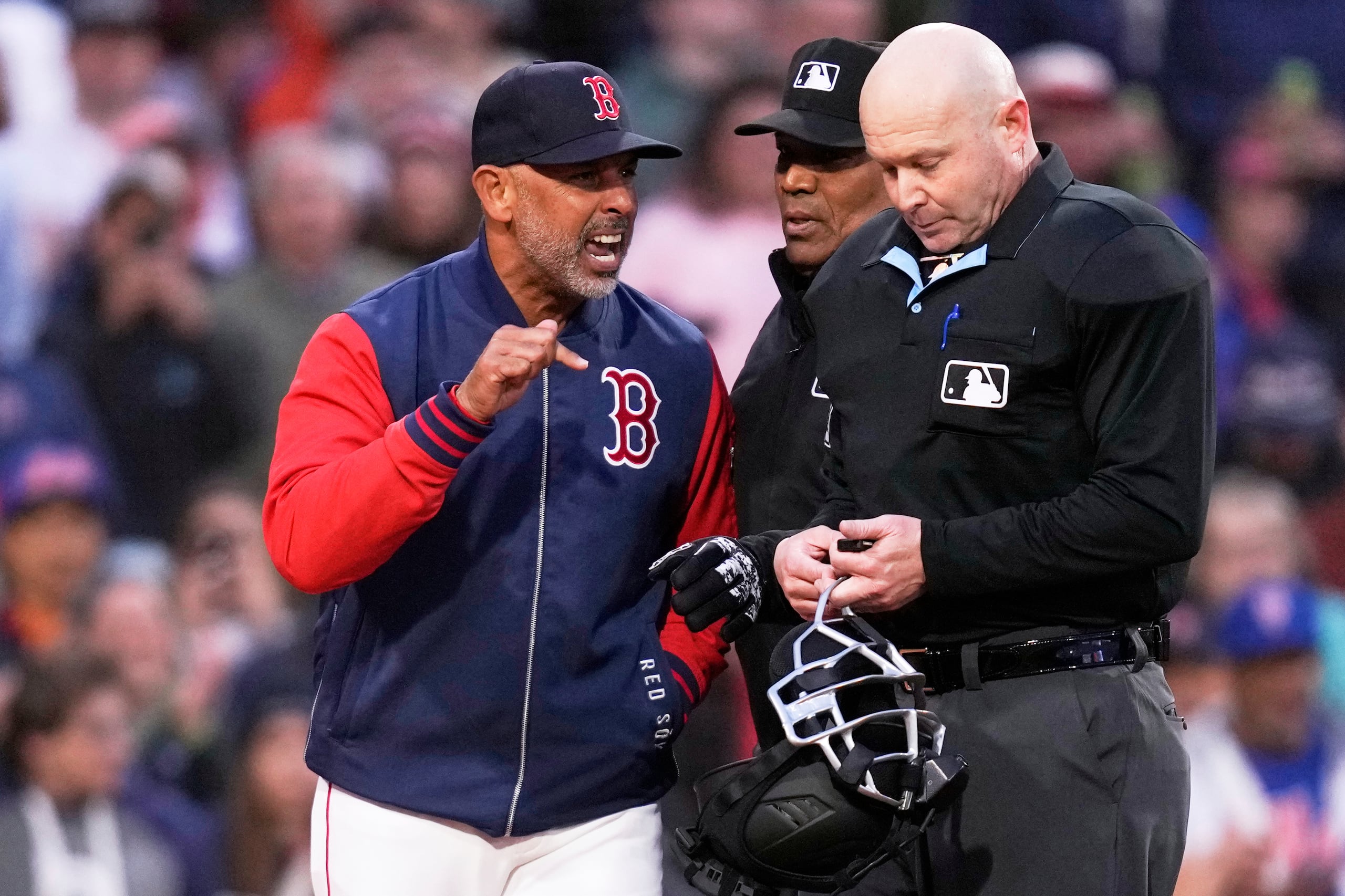 Alex Cora, mánager de los Red Sox de Boston, discute con el umpire Mike Estabrook durante un juego con los Mets de Nueva York.
