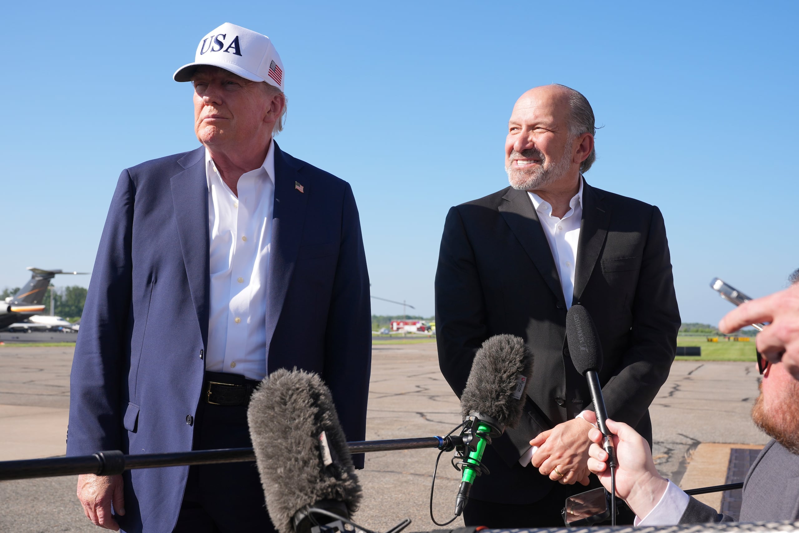 El presidente Donald Trump (izquierda) con el secretario de Comercio Howard Lutnick (derecha) antes de abordar el Air Force One en el Aeropuerto Municipal de Morristown en Nueva Jersey el 6 de julio del 2025. (AP foto/Jacquelyn Martin)