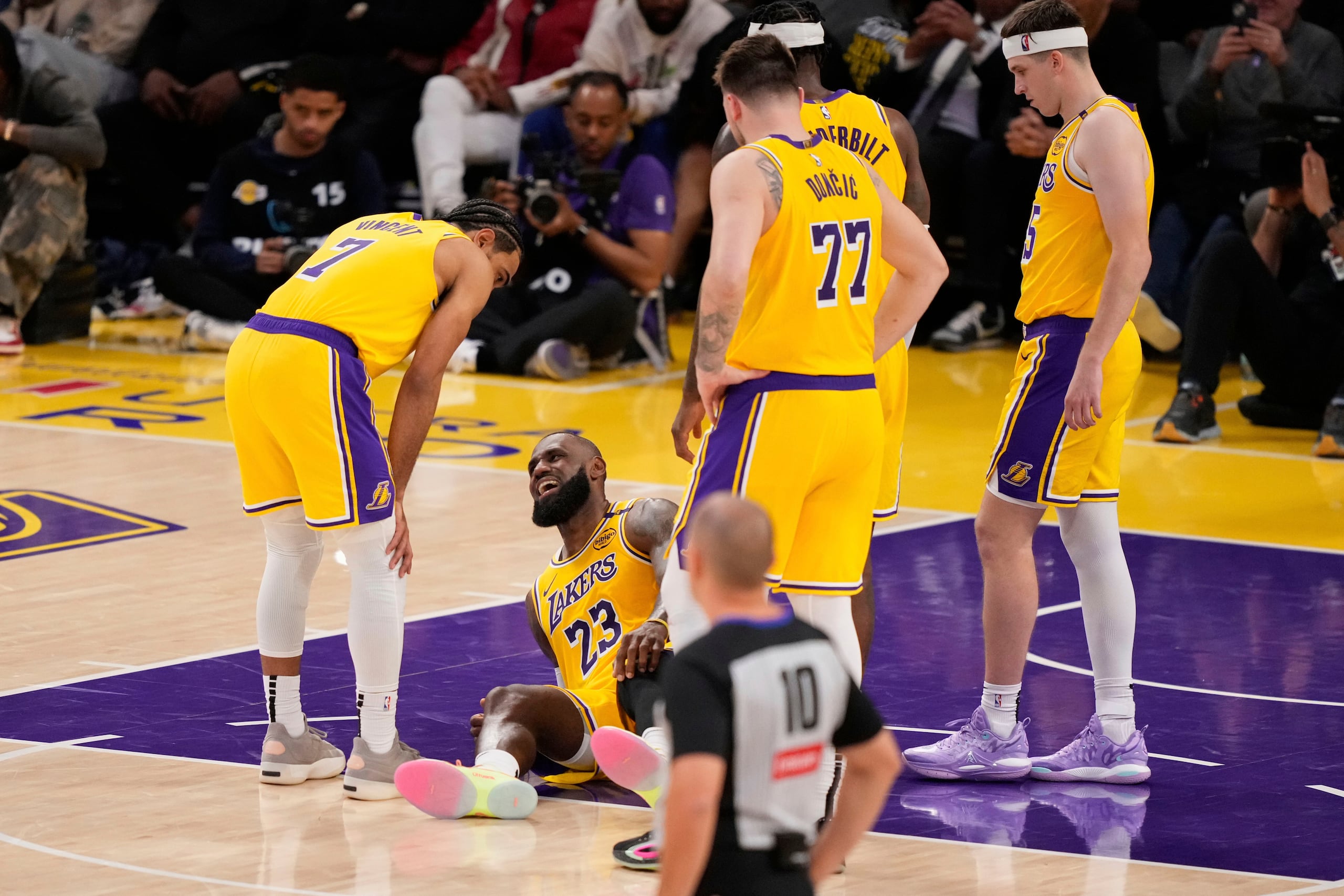 LeBron James (23), de los Lakers de Los Ángeles, yace en el tabloncillo después de sufrir una lesión en la rodilla durante la segunda mitad del quinto juego de la serie de primera ronda contra los Timberwolves de Minnesota.