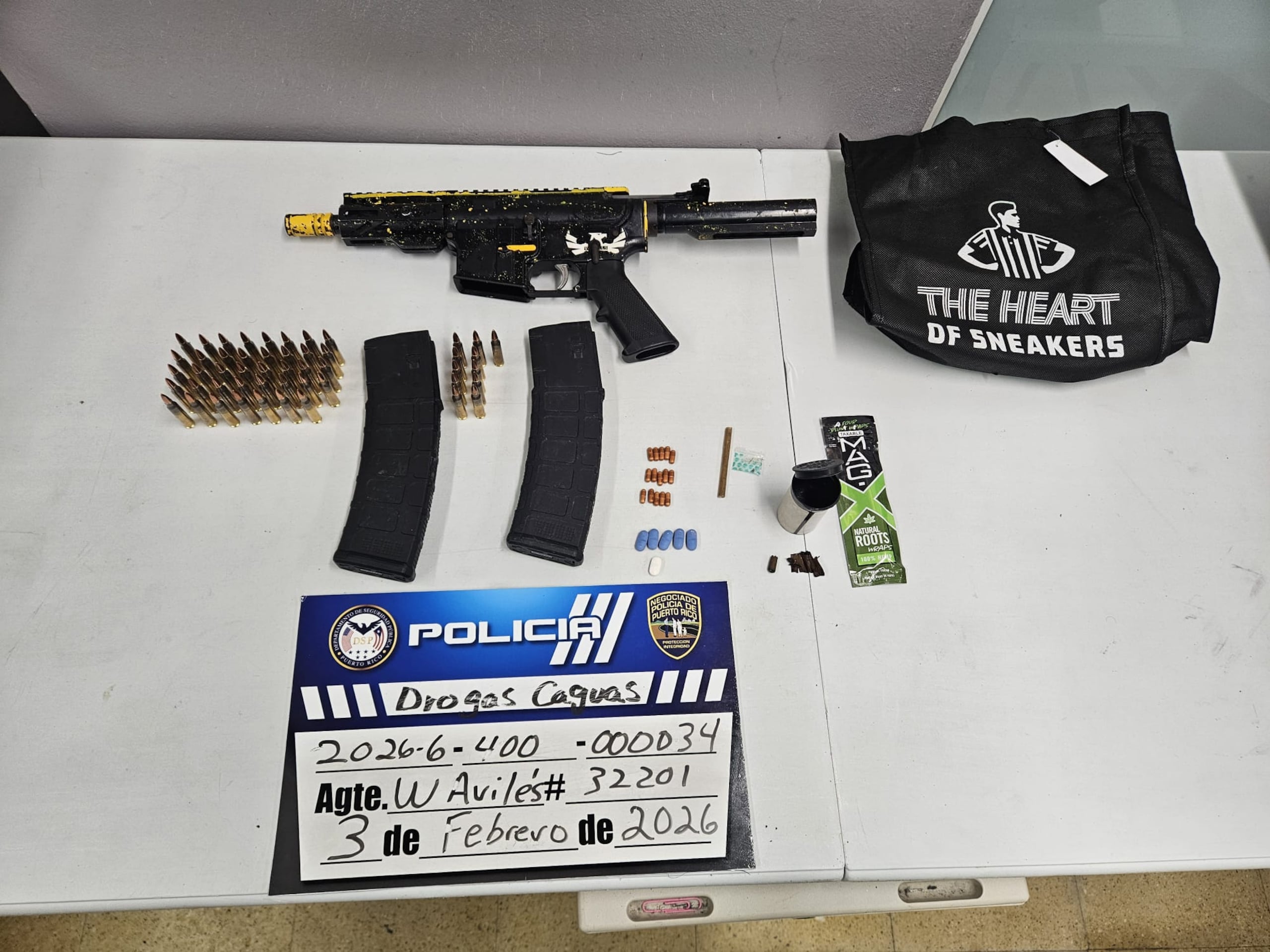 En el lugar, las autoridades ocuparon un rifle, dos cargadores, municiones, marihuana y cocaína.