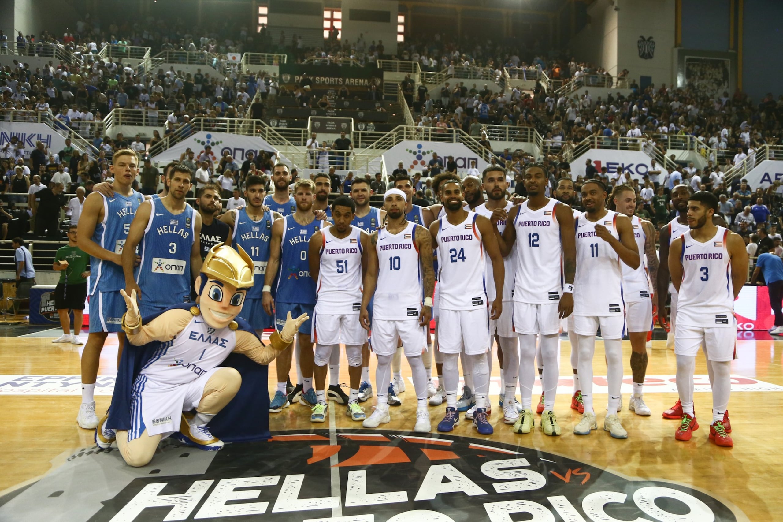 Los equipos de Puerto Rico y Grecia posan tras su partido amistoso del martes.