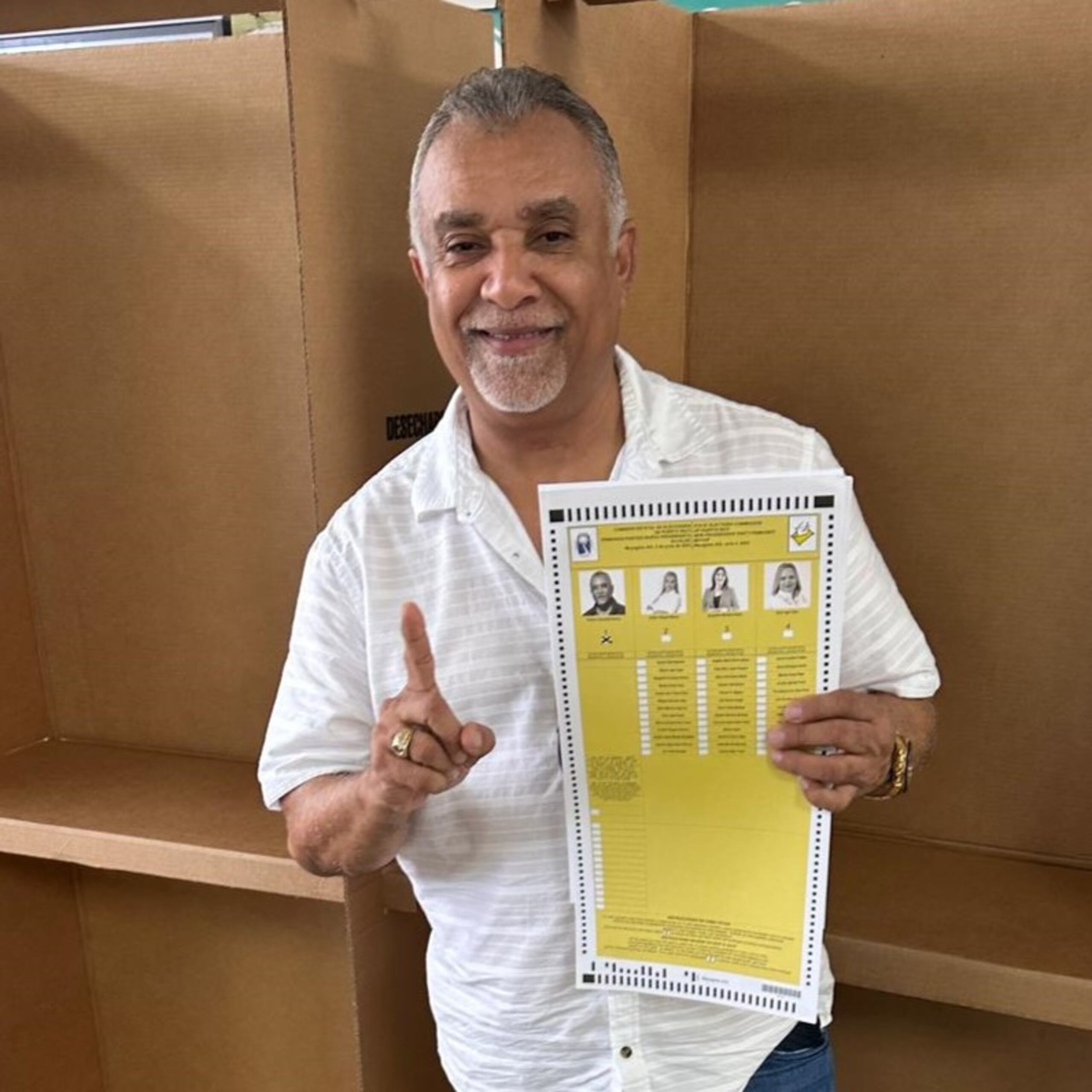 Francis Larecuente muestra su papeleta para demostrar que emitió un voto a su favor en las primarias del PNP en Mayagüez.