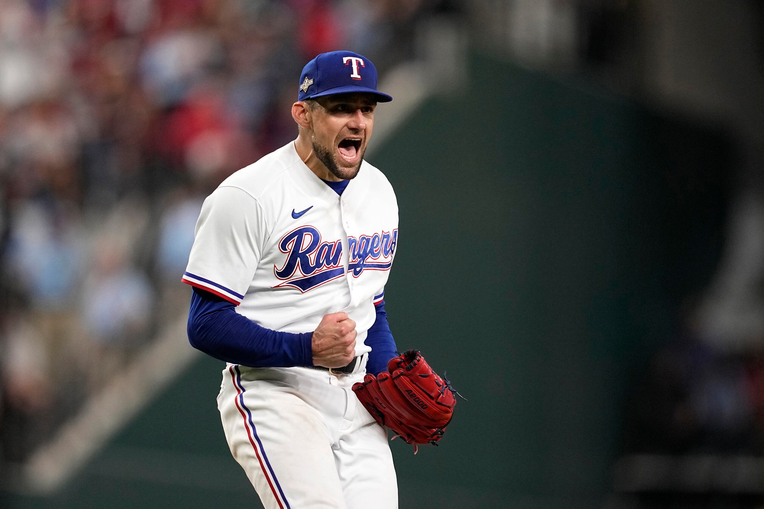 Foto del 10 de octubre del 2023, el abridor de los Rangers de Texas Nathan Eovalid celebra en el montículo su out en el juego 3 de la Serie Divisional de la AL ante los Orioles de Baltimore.