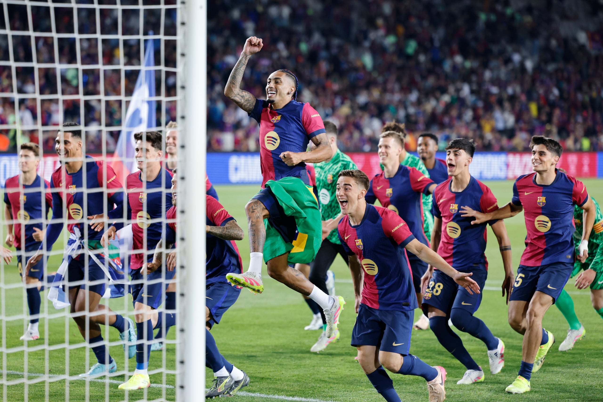 Raphinha (centro) lidera el festejo de los jugadores del Barcelona por su consagración como campeones de la Liga de España, el domingo 18 de mayo de 2025.