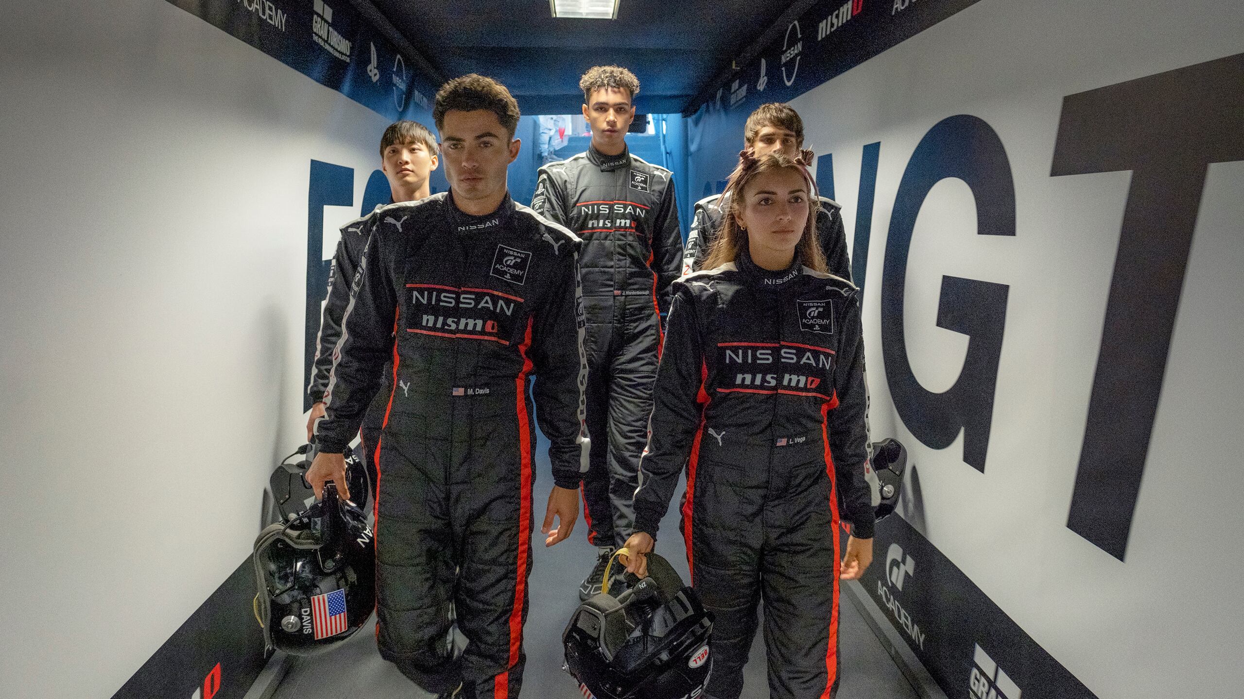 Desde la izquierda, Sang Heon Lee, Darren Barnet, Archie Madekwe, Emelia Hartford y Pepe Barroso Silva, en una escena de "Gran Turismo".