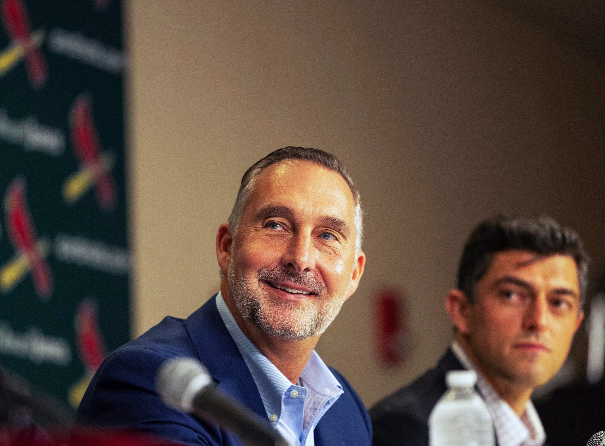 John Mozeliak, a la izquierda, aparece junto a Chaim Bloom.