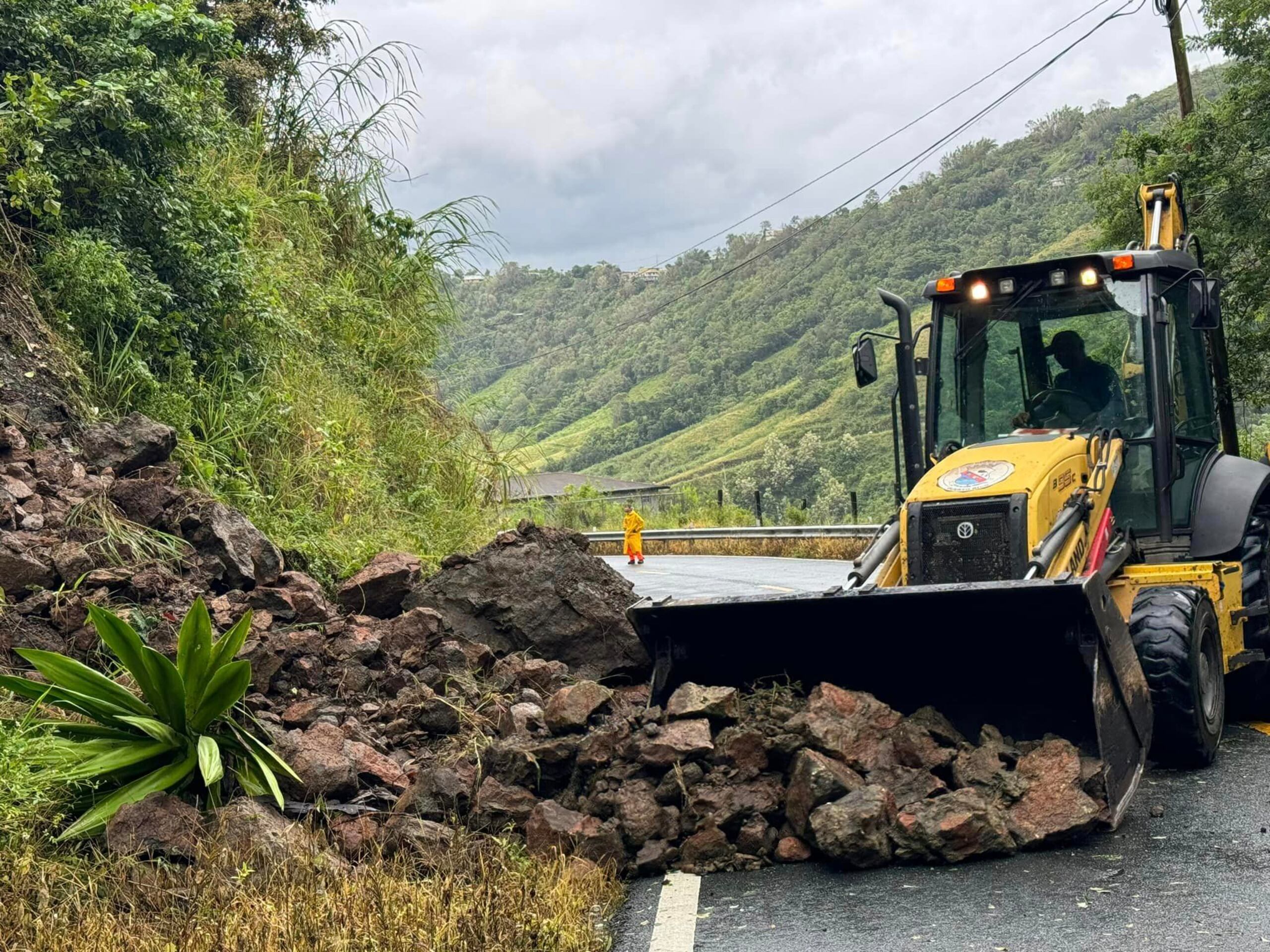 La tormenta tropical Ernesto provocó unos 20 derrumbes a través de las carreteras de Cidra.
