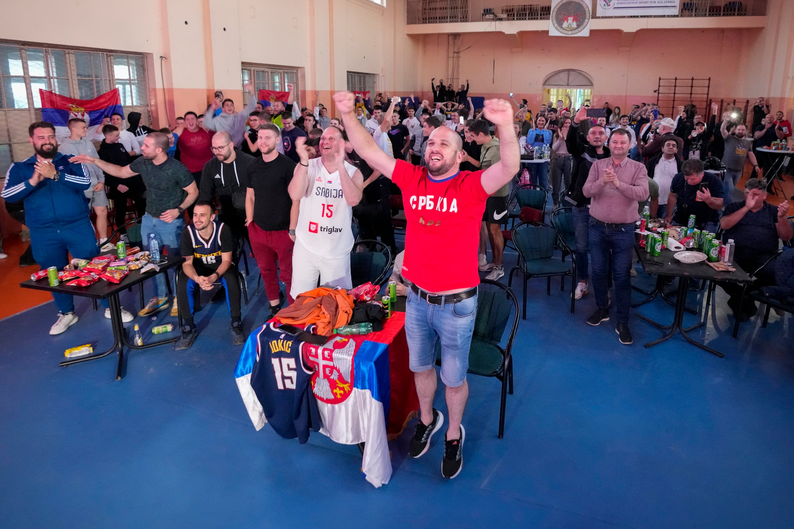 Cientos de personas observan la transmisión 'en vivo' en horas de la mañana del martes en Serbia, lunes en la noche en Denver, del juego en el que los Nuggets de Denver y de uno de los suyos, Nikola Jokic, se proclamaron campeones de la NBA.