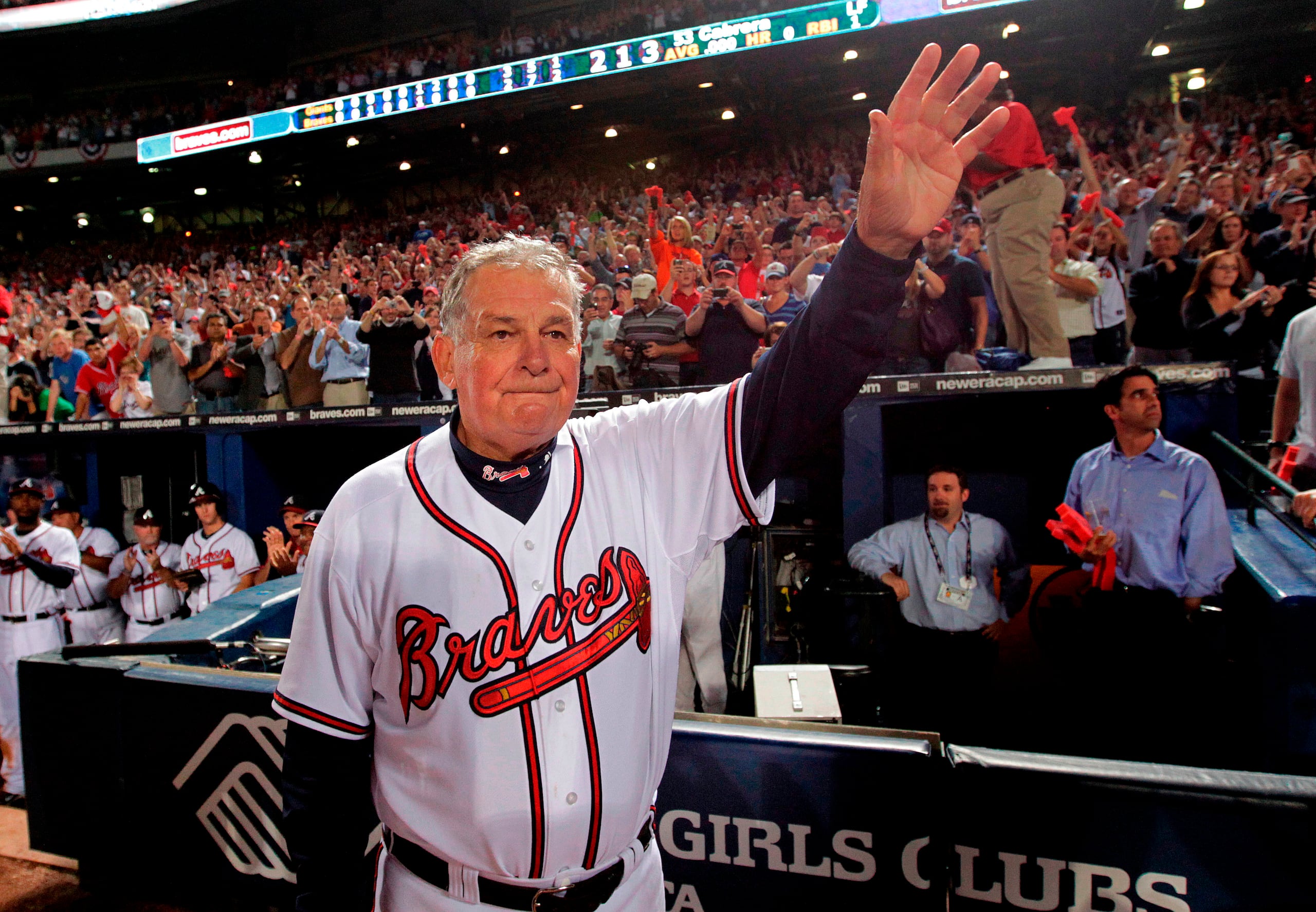 ARCHIVO - Foto del 11 de octubre del 2010, el mánager de los Bravos de Atlanta Bobby Cox saluda a los aficionados en el juego 4 de la Serie Divisional ante los Gigantes de San Francisco. (AP Foto/Dave Martin, Archivo)