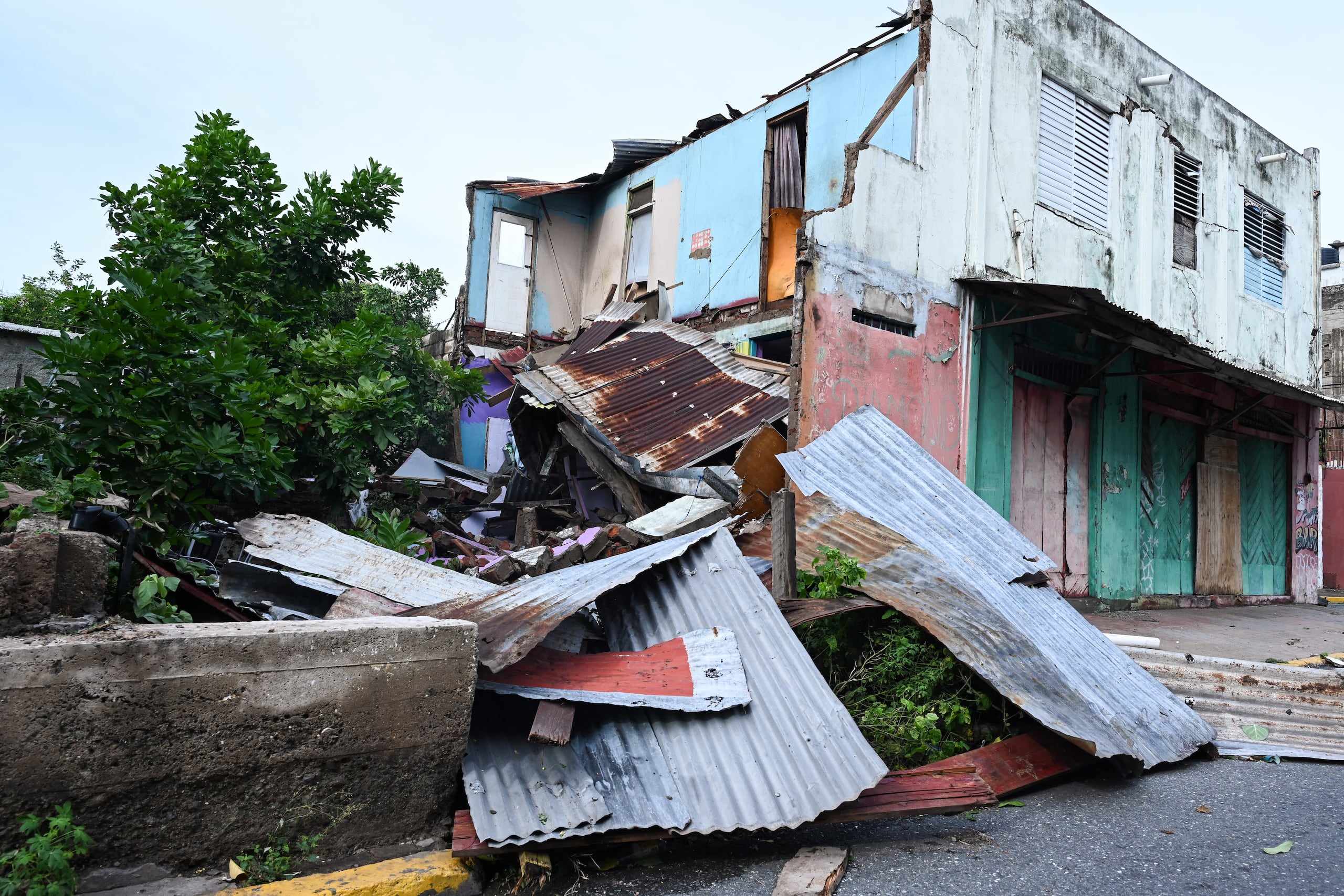 Una casa dañada debido al paso del huracán Beryl el jueves en Kingston, en Jamaica. (EFE/Rudolph Brown)