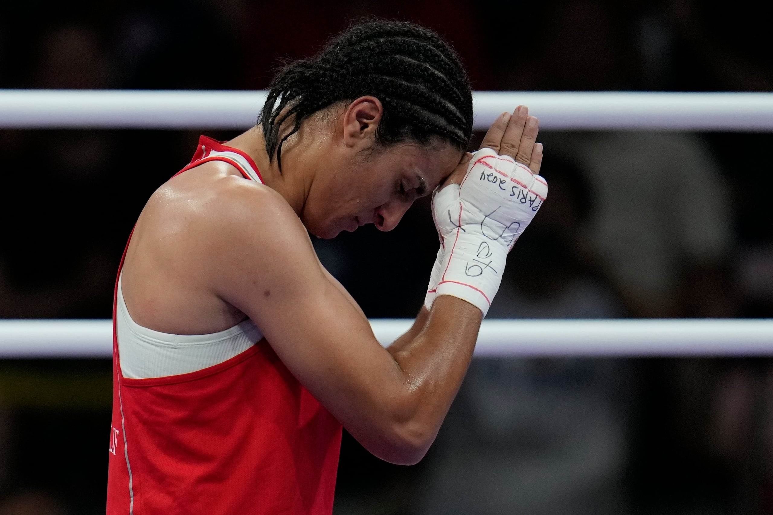 La argelina Imane Khelif celebra su triunfo sobre la húngara Anna Hamori en su combate de cuartos de final de peso welter en los Juegos Olímpicos.