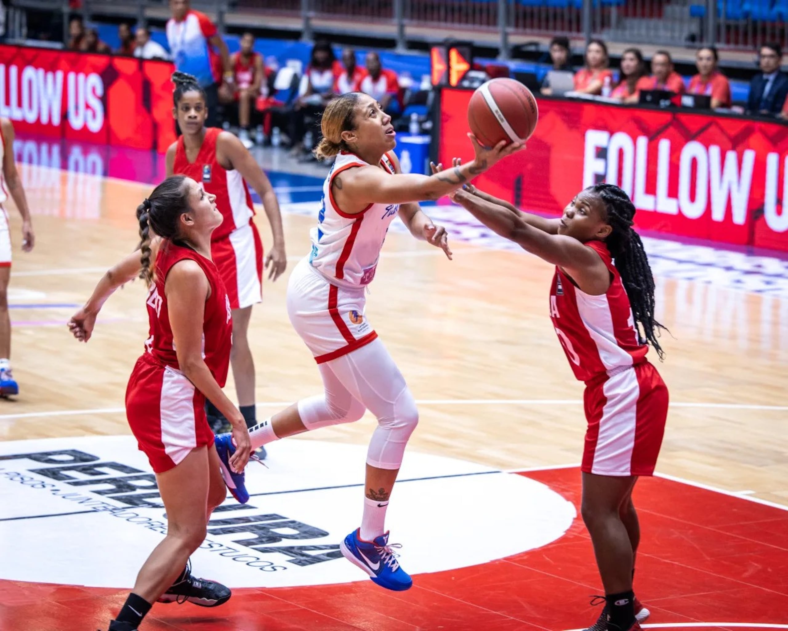 Arella Guirantes ataca el canasto ante la defensa cubana el miércoles.