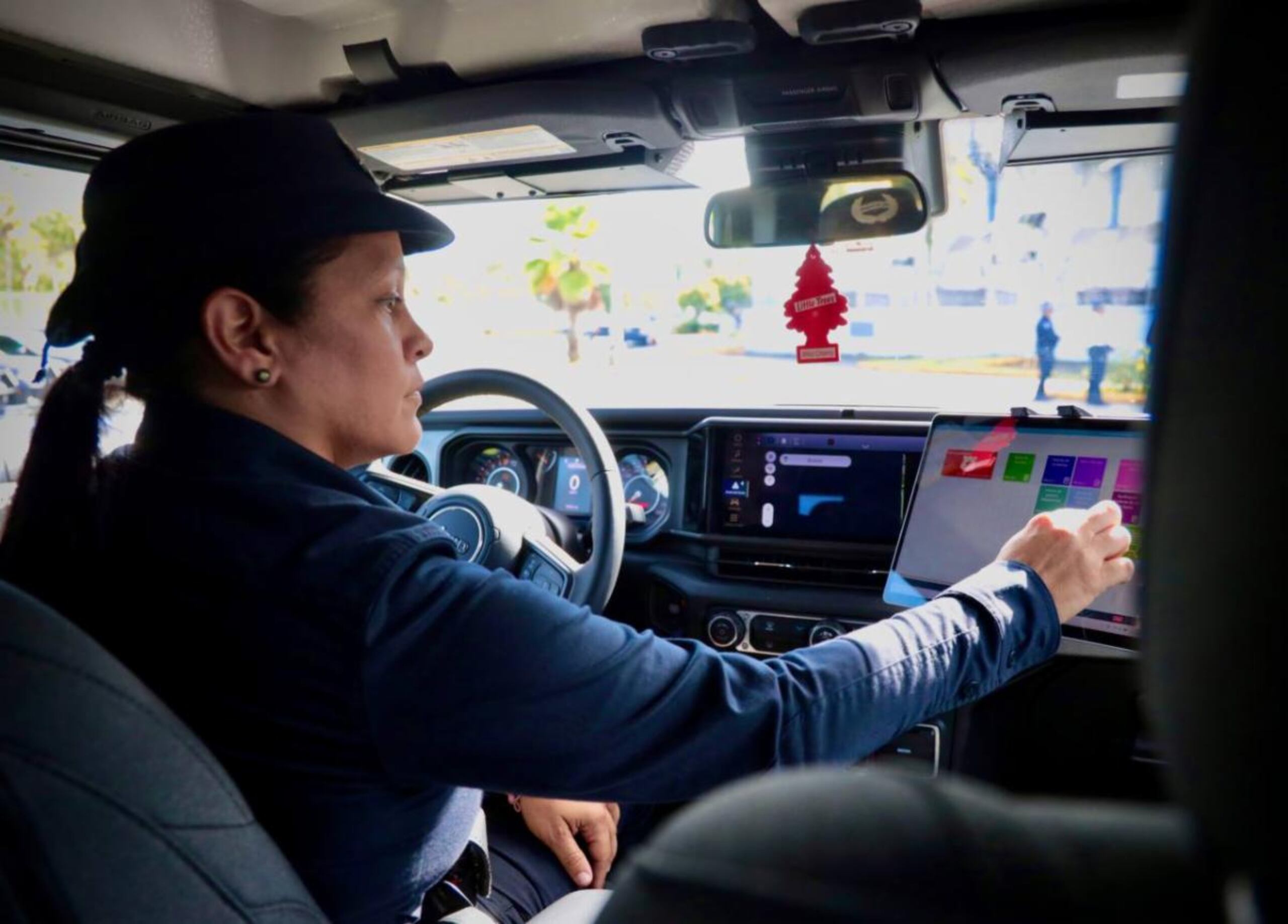 Una agente de la Policía Municipal de Guaynabo utiliza la tableta que tendrán instaladas en las patrullas.