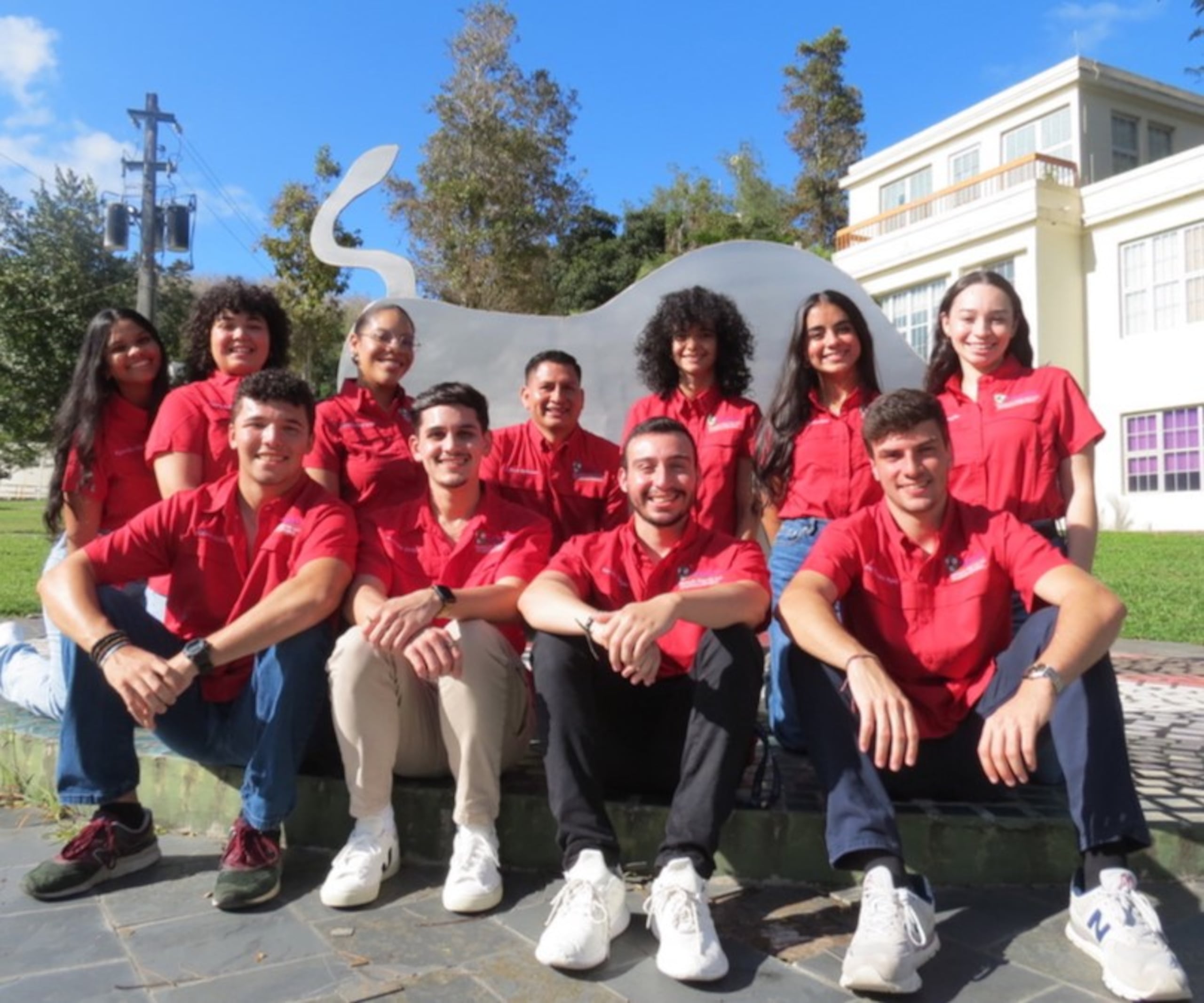 El profesor Danilo Barrionuevo Diestra, al centro, segunda fila, junto a algunos de sus alumnos,