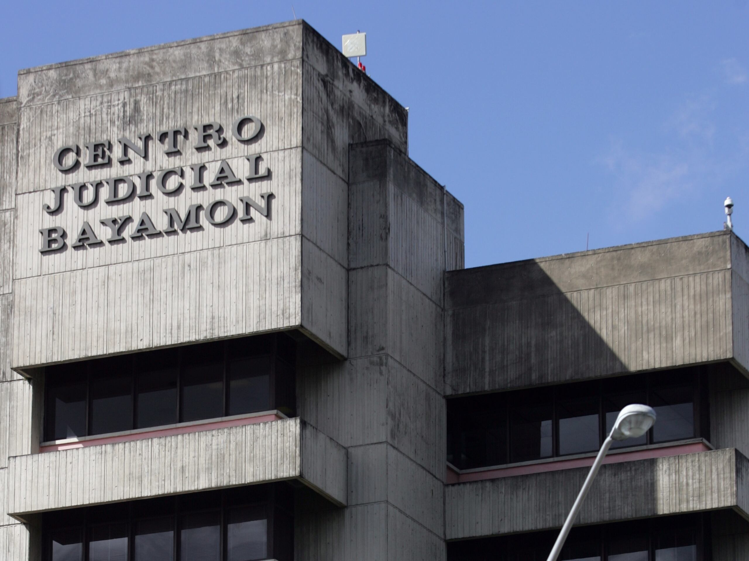 El juez Juan Portel Maldonado, del Tribunal de Bayamón, le impuso una fianza ascendente a $300 mil, la que no prestó, por lo que lo envió a prisión.