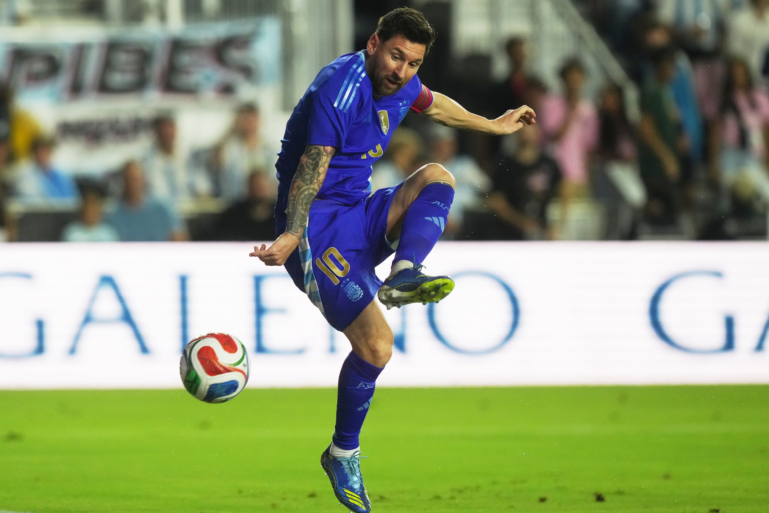Lionel Messi intenta anotar contra Puerto Rico en la primera mitad.