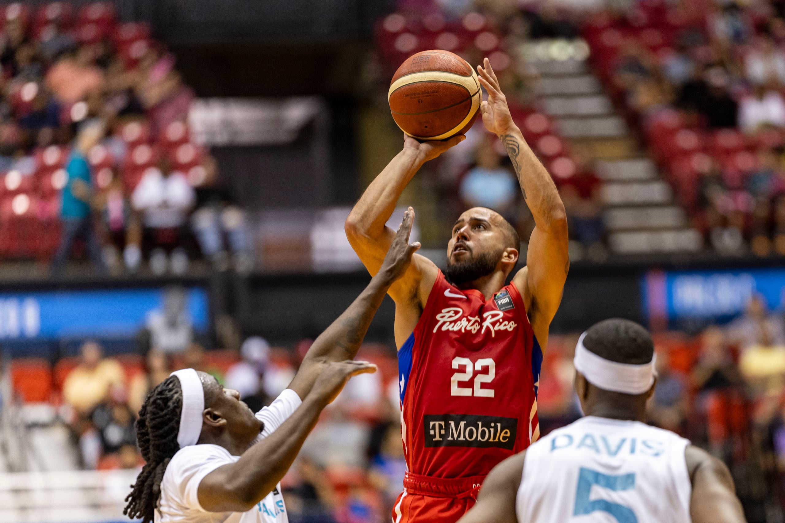 Tjader Fernández encestó cinco triples ante Bahamas.