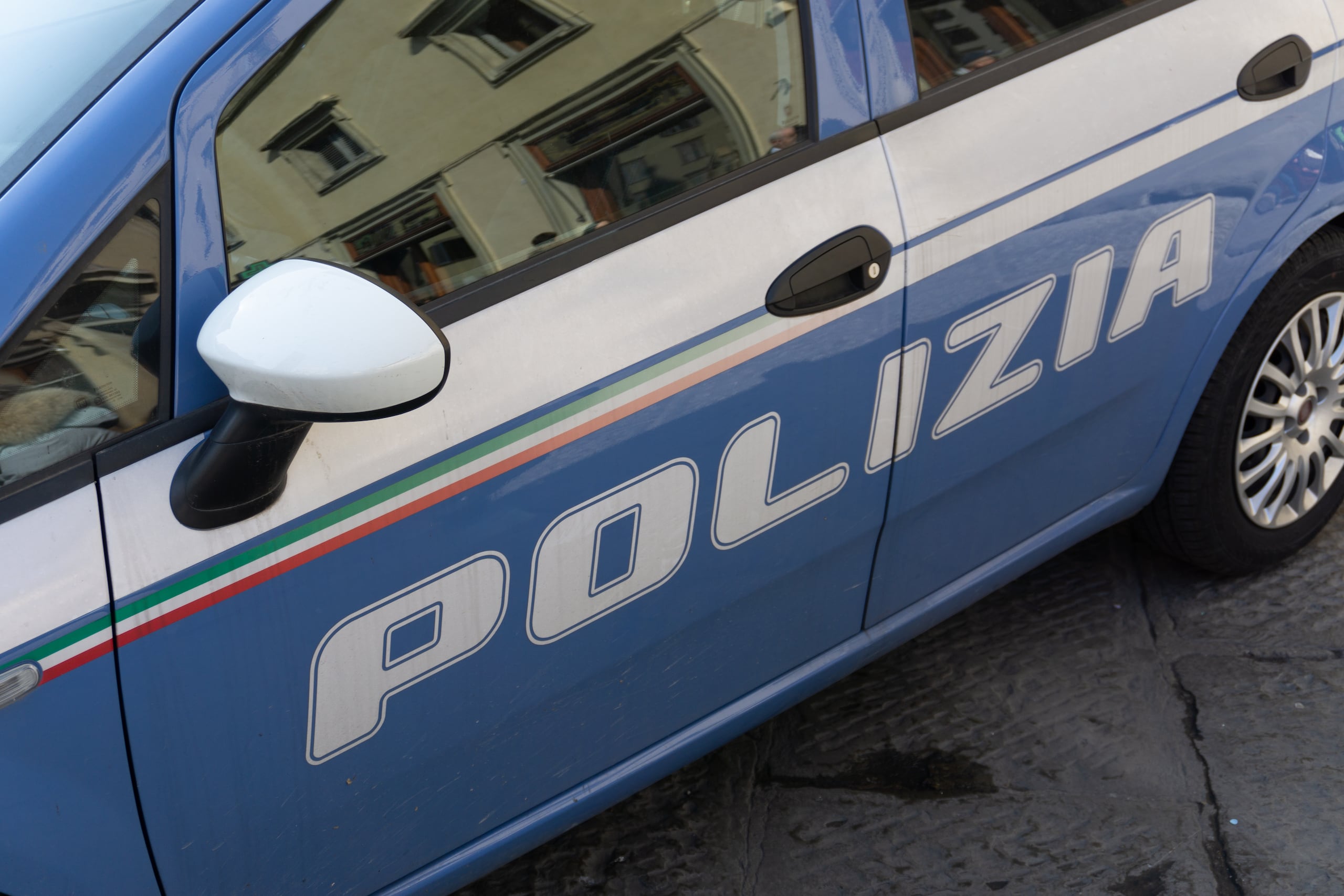 Para eludir los controles policiales, la red empleaba vehículos con dobles fondos automatizados, teléfonos encriptados con borrado remoto de datos y criptomonedas para el blanqueo de capitales.