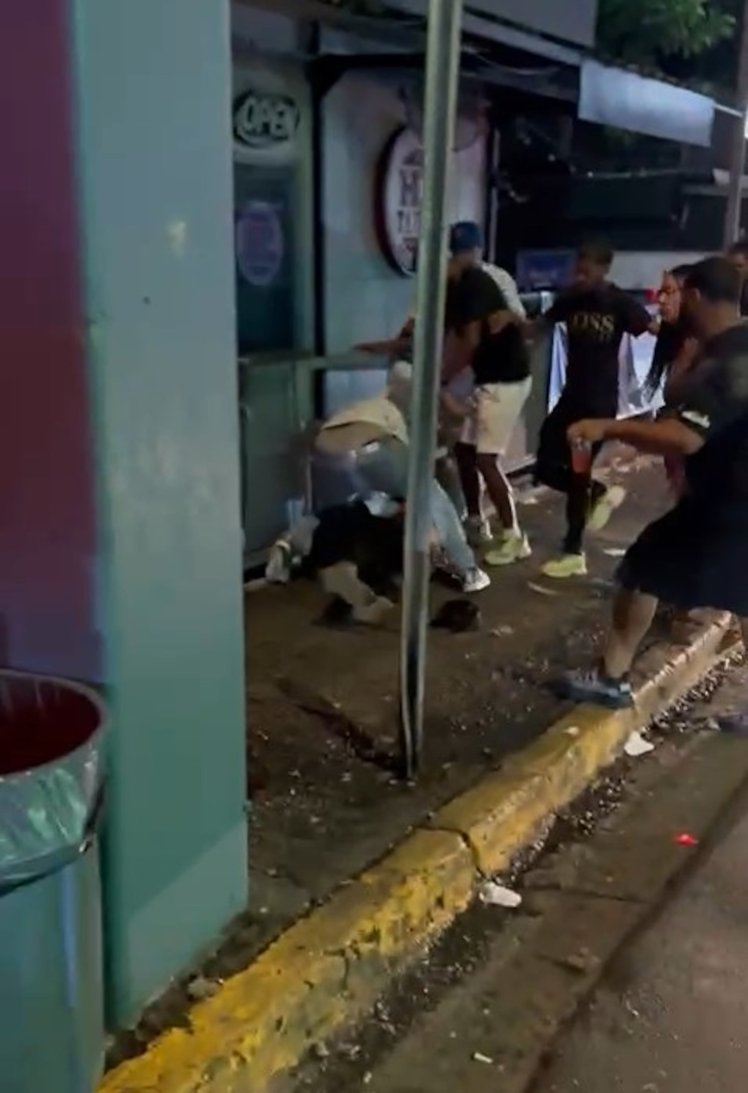 Videos del incidente (que también fue captado por cámaras de seguridad) fueron difundidos en las redes sociales.